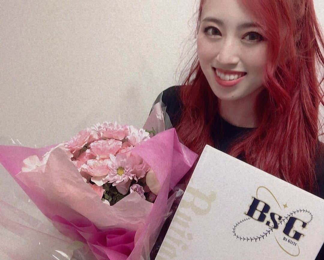 YUKINAさんのインスタグラム写真 - (YUKINAInstagram)「💌🍓💌💋💌﻿ ﻿ ﻿ 昨日のFINAL LIVEで﻿ 読んだ手紙を公開させて頂きます✨﻿ ﻿ 私の気持ち,みんなに届けっ🤸🏼💫﻿ ﻿ ーーーーーーーーーーーーーーーーーー﻿ ﻿ 大好きな皆様へ﻿ ﻿ 背番号342番,Performer YUKINAは﻿ 今日このFINAL LIVEを最後にBsGirlsを卒業します。﻿ ﻿ 4年分の想いを伝えるには﻿ この手紙では書ききれないくらいで溢れているのですが,この日のために素直な気持ちをそのまま手紙に込めて書いてきたので受け取ってください。﻿ ﻿ 2017年。﻿ BsGirlsのメンバーの一員になり,背番号342番を背負って,生活と環境がガラッと大きく変わりました。﻿ ﻿ 右も左も分からず,ダンスを習ったこともなかった私は基礎的なステップの名前すら知らず,全く未知のスタートでした。﻿ ﻿ 初めは新しい挑戦,新しい世界にドキドキわくわく期待に胸を膨らませていましたが,それもレッスンを受ければ受けるほど不安と焦りが大きくなり,改めて新しい環境での自分の責任を実感しました。﻿ ﻿ 幼い頃から長い間習っていたバトントワリングで身につけた基礎は全く使えず,１から新たな基礎を身体に叩き込むのは思った以上に大変で﻿ ﻿ なかなか思うようにできず,悔しくて自分の特技でさえ自信を失いそうになった時期もあります。﻿ ﻿ 緊張と不安でいっぱいでしたが発表された瞬間から,たくさんの暖かい歓迎の言葉や優しいメッセージを頂き,すごく嬉しかったし心を支えられました。﻿ ﻿ 球場で皆さんに会えること﻿ 大好きなBuffaloesを一緒に応援できること﻿ 毎日が楽しくて毎日すごく幸せでした！﻿ ﻿ 嬉しいことも悲しいことも﻿ 楽しいことも悔しいことも﻿ 全部を皆さんと一緒に感じ,過ごした球場やBsStageは私にとって,思い出がたくさん詰まった特別な場所です。﻿ ﻿ 気づけば４年目。2020年。﻿ この１年は今まで以上に"まさか"の１年でした。﻿ ﻿ 当たり前だった常識が変わり,なにもかもが今まで通りにはならなかったけど,だからこそ。﻿ ﻿ 今までできなかった事ができたり,気づかなかったことに気づいたり,たくさん学んだり得ることもできた１年でした。﻿ ﻿ メンバーとも会えない状況が続いたり﻿ 大好きなファンの皆さんと会って,直接お話したりできなかったのは本当に寂しくてもどかしくて辛かったけど﻿ ﻿ この１年は,会えない分SNSを通して﻿ 毎日コメントやDMなどを送ってくださったり﻿ ﻿ "どんな時も繋がってる"﻿ "ひとりじゃない"ことをより感じることができた１年でもあります。﻿ ﻿ 大変な１年だったけど,BsGirls2020。このメンバーだからこそ乗り越えることができたと思うし,皆さんがどんな時でも応援して,待っててくださるから今日もこうして無事,迎えることができたと思っています。﻿ ﻿ BsGirlsとして活動させて頂き４年間。﻿ 先輩や後輩,たくさんのメンバーやファンの皆様,同じ夢に向かって共に突き進むたくさんの仲間に出会うことができました。﻿ ﻿ どんな時も,皆さんのエールがいつもYUKINAのエネルギーやパワーの源になり,SNSなどで毎日くださるメッセージや暖かい言葉の数々にたくさん支えられ, 表現しきれないほど感謝の気持ちでいっぱいです。﻿ ﻿ 皆さんからの愛を感じ,﻿ 改めてYUKINAの居場所を感じました。﻿ ﻿ 本当にありがとうございます。﻿ ﻿ 嬉しい事。楽しい事。辛い事。大変な事も﻿ 全部含めてYUKINAとして過ごした４年間は思い出の詰まった掛け替えのない宝物です。﻿ ﻿ 関係者の皆様,スタッフさん,マネージャーさん。﻿ たくさんお世話になり,４年間たくさん支えて頂き本当にありがとうございました。﻿ ﻿ 大好きなメンバーへ。﻿ いつも優しく引っ張ってくれた先輩たちは,頼もしくてすごく心強かったです。﻿ 同期メンバーは,全員先に卒業したけど今でも支えてくれる心強い味方です。﻿ 慕ってくれる後輩たちは,ほんとに可愛くて。後輩たちから学ぶこともたくさんありました。﻿ 個性豊かなBsGirlsメンバー,みんな大好きです。﻿ ﻿ 卒業してもずっとオリ姫で,ずっとBuffaloesとBsGirlsが大好きです。これからもたくさんの方から愛されるBsGirlsとして活動頑張ってください。﻿ ﻿ 私たちは,一生BsGirls Familyです。﻿ ﻿ 最後に。この場を借りて伝えさせてください。﻿ ４年間陰ながらも大きく支えてくれた両親に感謝の気持ちを伝えたいです。﻿ ﻿ いつも私の夢や目標には反対せず,どんな時も全力で応援しサポートしてくれる大好きな両親。﻿ ﻿ 『YUKINAが好きなことをして輝いている姿を見るのが生き甲斐で１番の親孝行』だと言って,陰ながらもいつも支えてくれていました。﻿ ﻿ パパ。ママ。本当にありがとう。﻿ BsGirlsを卒業しても,まだまだたくさん親孝行させてください。﻿ ﻿ 改めまして。﻿ ４年間。たくさんの応援,たくさんの愛と幸せを本当にありがとうございました。﻿ ﻿ またいつか皆さんと笑顔で会える日まで...﻿ ﻿ Happiness to you..」1月24日 20時47分 - yukina_bsgirls_342