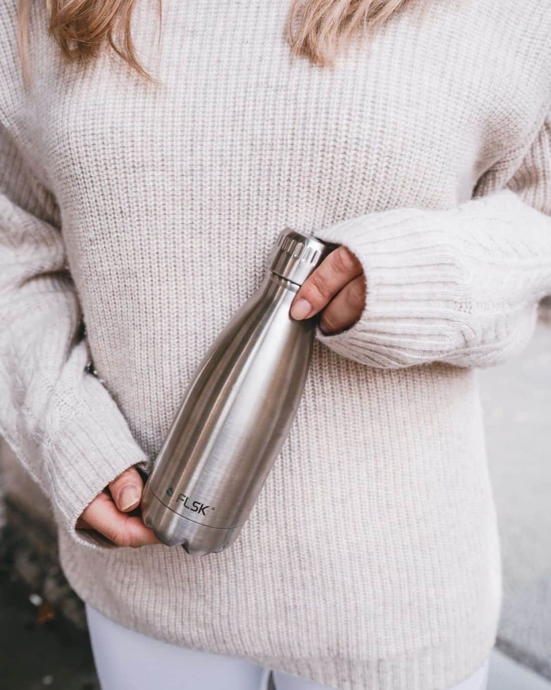 FLSK JAPANさんのインスタグラム写真 - (FLSK JAPANInstagram)「#シンプルファッション  ﻿ ITEM ：FLSK STNLS 350ml﻿ ﻿ ﻿ ------------------------------------﻿ ﻿ ﻿ ﻿ ▼TAG﻿ #水筒 #マイボトル #タンブラー #おしゃれさんと繋がりたい #おしゃれ #おしゃれ男子 #おしゃれ雑貨 #お洒落さんと繋がりたい #お買い物記録 #ボトル #おしゃれ好き #シンプルコーデ #フラスク #カジュアル #シンプル #今日の服 #コーディネート #バッグの中身 #シンプルな暮らし #丁寧な暮らし #丁寧に暮らす #丁寧な生活 #かばんの中身 #カバンの中身 #メンズライク #モノトーン #鞄の中身」1月24日 20時48分 - flsk.japan