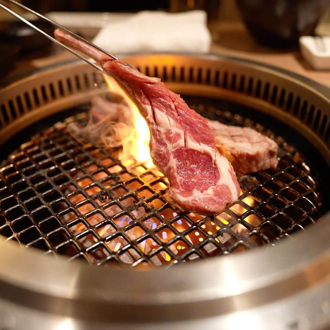 さくらさんのインスタグラム写真 - (さくらInstagram)「この前東京に行った時にラム肉専門店に行ったよ🐏﻿ めぇぇぇぇちゃ美味しくて食べすぎた🤣﻿#メェェェ ﻿ 新宿にあるからみんなも行ってみて👀﻿ その動画が21時にYouTube上がるからよかったら見てください〜👀﻿ ﻿ #Lカルニチン﻿ ﻿ #薬学生#腹筋女子﻿ #筋トレ#筋トレ女子#腹筋#おしり#fitness#ダイエット　﻿ #bodymake#homeworkout#gym#booty」1月24日 20時51分 - sakufitness