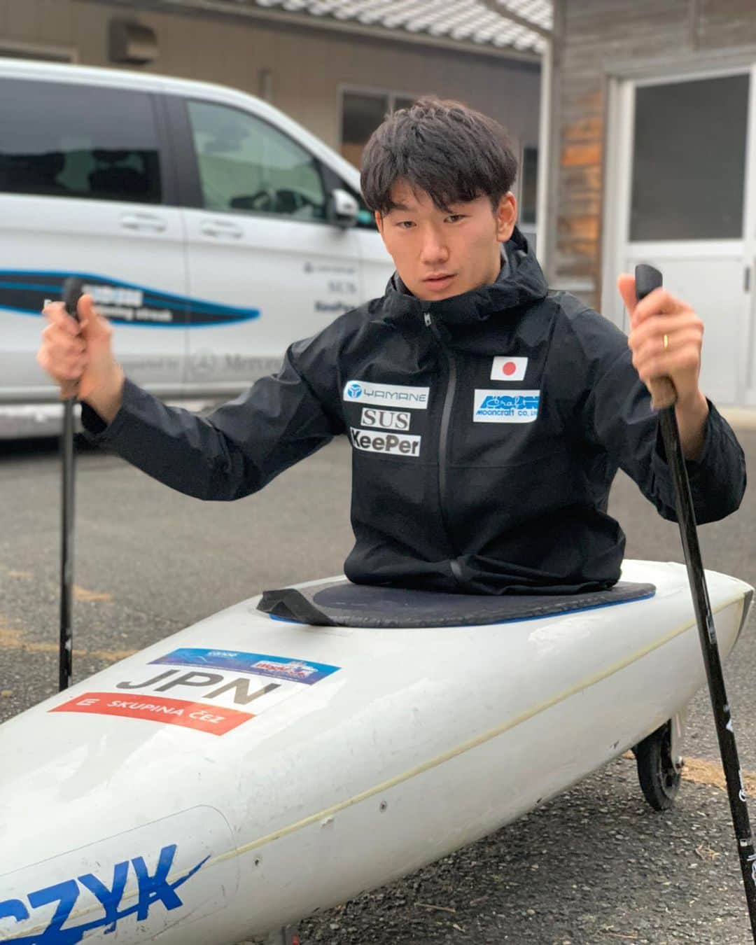 足立和也のインスタグラム：「陸上でのトレーニングもカヌーに乗っています！  #陸カヌー #ヤマネ鉄工建設 #SUS #KeePer技研 #mooncraft #mercedesbenzjapan」