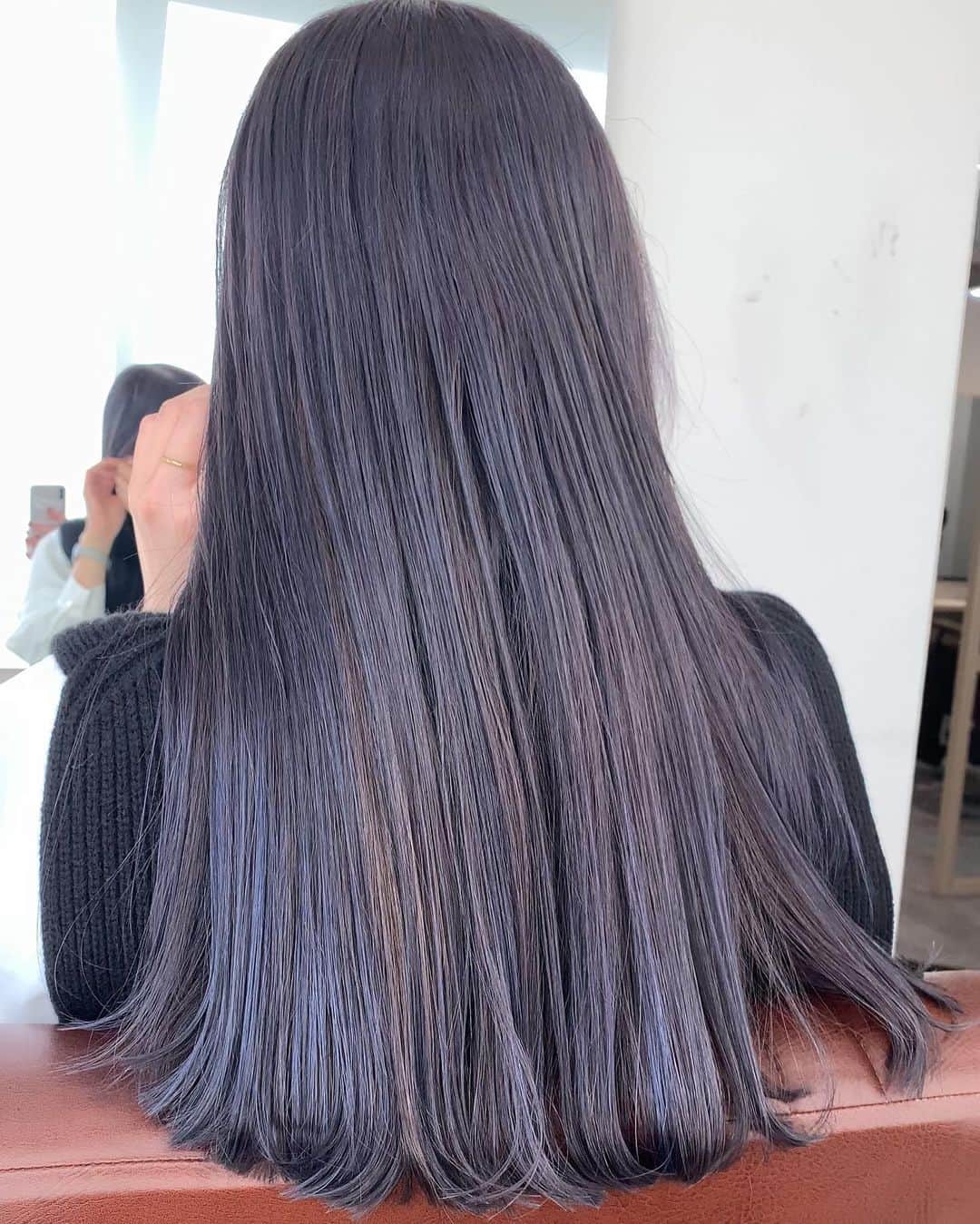 のインスタグラム：「#ラベンダーグレー　💜  💛#nakanishi_color﻿ 💛#nakanishi_hair﻿ 💛#nakanishi_set﻿ ﻿ ﻿ 🪐 得意ジャンル ﻿ #お洒落モテヘア #外国人ヘア #カジュアルヘア #ガーリーヘア﻿ ﻿ ✂️ 得意なスキル ﻿ ✔️#ブリーチ やハイライトで作る #外国人カラー﻿ ✔️ナチュラルトーンアップ #極細ハイライトカラー﻿ ✔️染めたてから色落ちまで計算した #透明感カラー﻿ ✔️ストレートでもキマる #切りっぱなしカット﻿ ✔️自分でも巻きやすい #ふわふわレイヤーカット﻿ ﻿ 🎈﻿ お客様のなりたいイメージを引き出して、﻿ ファッション、雰囲気に合わせた似合せヘアを。﻿ ライフスタイル、美容室周期に合わせて、ヘアを提案します。﻿ ﻿ 全て1人で施術し、丁寧かつスピーディーに。﻿ 半個室の空間でマンツーマンで担当致します🌿﻿ 初めての方もお気軽にどうぞ ✂︎﻿ ﻿ ✂️EMANON share salon 📍東京 (新宿駅南口徒歩2分)﻿ ✂️EMANON share salon 📍福岡 (天神駅徒歩1分 ※2ヶ月に一回出張)﻿ ﻿ ご予約はInstagramトップのURL、﻿ 予約専用LINEからのみになります💌﻿ ﻿ 予約の空き状況をご確認の上ご連絡いただけると﻿ 予約のご案内がスムーズです🪐﻿ ﻿ #nakanishi_color#お洒落モテヘア#ロングヘア#ブリーチカラー#ハイライトカラー#切りっぱなしヘア#東京#東京美容室#新宿#新宿美容室#透けるグレー#ヘアカタログ#お洒落カラー#外国人ヘア#透明感カラー#イルミナカラー」