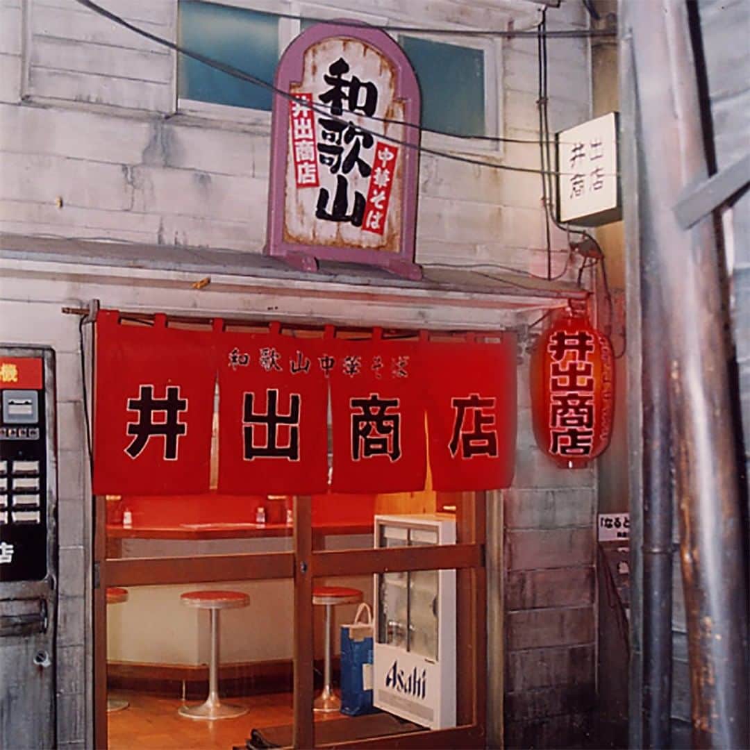 新横浜ラーメン博物館(ramen museum)さんのインスタグラム写真 - (新横浜ラーメン博物館(ramen museum)Instagram)「【ラー博クロニクル Vol.14】 「新横浜着全国ラーメン紀行」の第5弾としてご出店いただいた和歌山「井出商店」さん😊 ご当地ブームのまさにピークで、インスタントラーメンの発売や、首都圏での和歌山ラーメン出店ラッシュなど、ラーメンシーンそのものを牽引したとも言えるのがこの「井出商店」😎 行列待ち時間、一日の売上杯数、総売上数など数々のラー博記録を叩き出し、誘致から退店まで一度も行列の途絶えなかったその姿は「不沈艦」と呼ばれました😮🍜 数多くのリクエストにより2003年よりレギュラー店として復活😄  【店舗データ】 和歌山「井出商店」 創業:1953年 ラー博出店期間 1998年10月1日～1999年5月30日 2003年3月18日～2012年12月25日 次回は「あまからや」さんです  Ramen Museum Chronicle Vol.14 Ide Shoten in Wakayama, the fifth stop on the "Shin-Yokohama Nationwide Ramen Journey"! At the peak of the local ramen boom, Ide Shoten led the ramen scene itself with the release of instant ramen and the rush to open Wakayama ramen shops in the Tokyo metropolitan area. The shope was called the "unsinkable ship" because of the many records it set for waiting in line, the number of cups sold per day, and the total number of sales. Due to numerous requests, it was revived as a regular ramen shop in 2003.  ShopData Wakayama "Ide Shoten Founded in 1953 Period of Ramen Museum October 1, 1998 - May 30, 1999 March 18, 2003 - December 25, 2012 Next time: Tokushima "Amakaraya"!  #ラーメン #ラーメン部 #ラーメン倶楽部 #ラーメンインスタグラム #ラーメンインスタグラマー #ラー写 #ラー活 #麺スタグラム #麺活 #ラーメンパトルール #フードポルノ #麺スタグラマー #ラーメン博物館 #ラー博 #井出商店 #和歌山ラーメン #ご当地ラーメンブーム #ご当地ラーメン #ラー博クロニクル  #ramen #ramenmuseum #ramenlover #ramennoodles #ramenlife #ramenjapan #foodporn #foodie」1月24日 20時54分 - ramenmuseum
