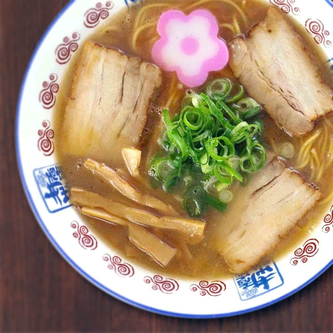 新横浜ラーメン博物館(ramen museum)さんのインスタグラム写真 - (新横浜ラーメン博物館(ramen museum)Instagram)「【ラー博クロニクル Vol.14】 「新横浜着全国ラーメン紀行」の第5弾としてご出店いただいた和歌山「井出商店」さん😊 ご当地ブームのまさにピークで、インスタントラーメンの発売や、首都圏での和歌山ラーメン出店ラッシュなど、ラーメンシーンそのものを牽引したとも言えるのがこの「井出商店」😎 行列待ち時間、一日の売上杯数、総売上数など数々のラー博記録を叩き出し、誘致から退店まで一度も行列の途絶えなかったその姿は「不沈艦」と呼ばれました😮🍜 数多くのリクエストにより2003年よりレギュラー店として復活😄  【店舗データ】 和歌山「井出商店」 創業:1953年 ラー博出店期間 1998年10月1日～1999年5月30日 2003年3月18日～2012年12月25日 次回は「あまからや」さんです  Ramen Museum Chronicle Vol.14 Ide Shoten in Wakayama, the fifth stop on the "Shin-Yokohama Nationwide Ramen Journey"! At the peak of the local ramen boom, Ide Shoten led the ramen scene itself with the release of instant ramen and the rush to open Wakayama ramen shops in the Tokyo metropolitan area. The shope was called the "unsinkable ship" because of the many records it set for waiting in line, the number of cups sold per day, and the total number of sales. Due to numerous requests, it was revived as a regular ramen shop in 2003.  ShopData Wakayama "Ide Shoten Founded in 1953 Period of Ramen Museum October 1, 1998 - May 30, 1999 March 18, 2003 - December 25, 2012 Next time: Tokushima "Amakaraya"!  #ラーメン #ラーメン部 #ラーメン倶楽部 #ラーメンインスタグラム #ラーメンインスタグラマー #ラー写 #ラー活 #麺スタグラム #麺活 #ラーメンパトルール #フードポルノ #麺スタグラマー #ラーメン博物館 #ラー博 #井出商店 #和歌山ラーメン #ご当地ラーメンブーム #ご当地ラーメン #ラー博クロニクル  #ramen #ramenmuseum #ramenlover #ramennoodles #ramenlife #ramenjapan #foodporn #foodie」1月24日 20時54分 - ramenmuseum