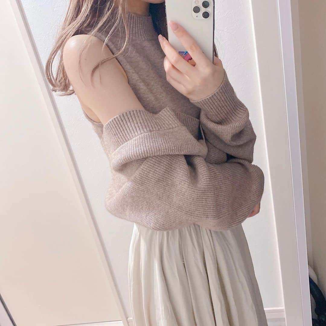 jurinaのインスタグラム：「#lagunamoon のニットが ほんっっっっとに可愛い🥺 写真では肩がっつり見えてるけど 普通に着るとチラ見えするくらい◎」