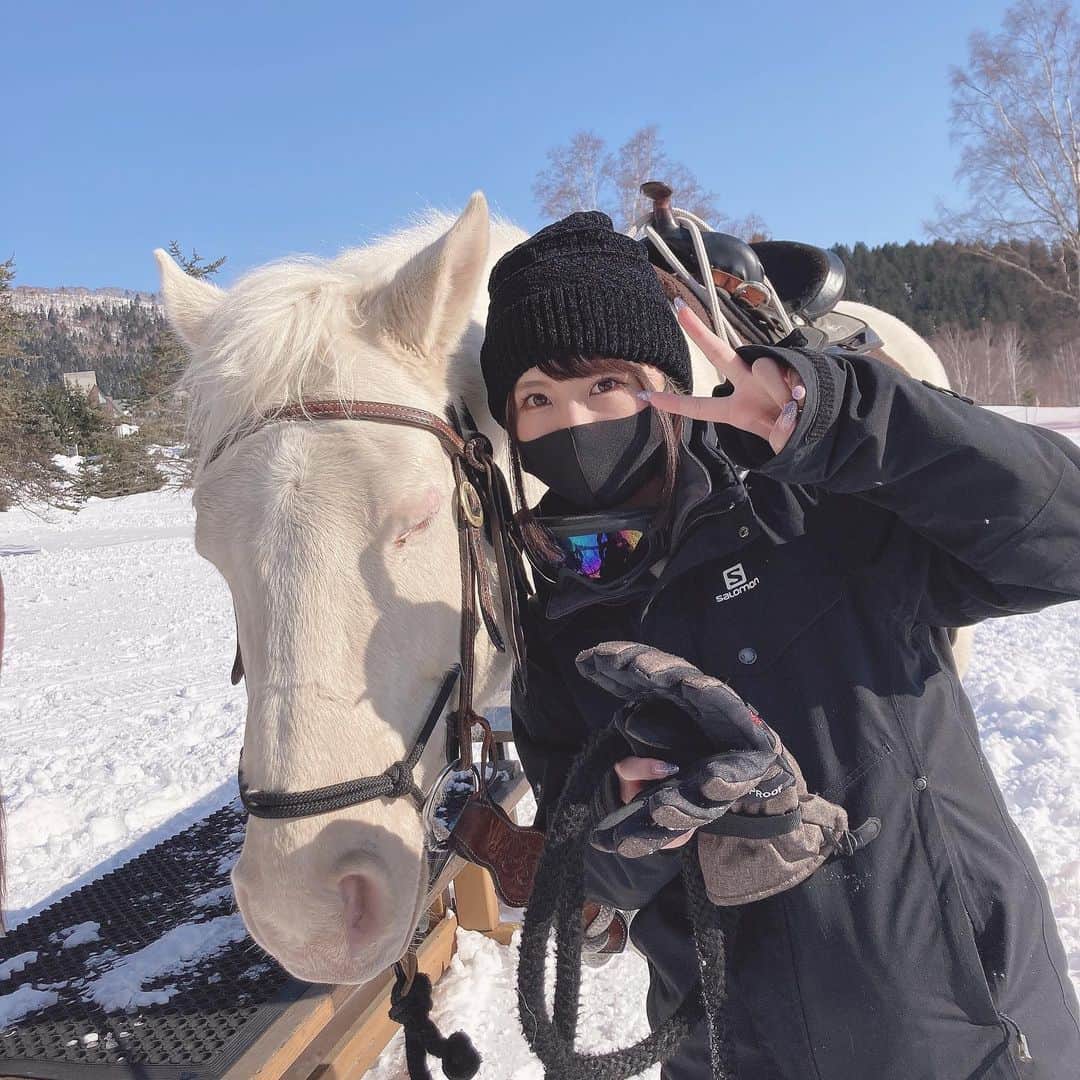 あんにゅい豆腐のインスタグラム：「. お馬さん乗ってきた🐎 白馬のまめふ様だぞ〜(？) . #乗馬 #馬 #北海道 #スノボ #スノーボード #雪 #snow #horse #winter #あんにゅい豆腐 #ennuimamefu #まめふたそ #まめふちゃん #photo #photography #camera #一眼レフ #写真 #カメラ #cosplay #コスプレ #costume #cosplayer #cosplayers #model #japan #japanese #japanesegirl #kawaii #cute」
