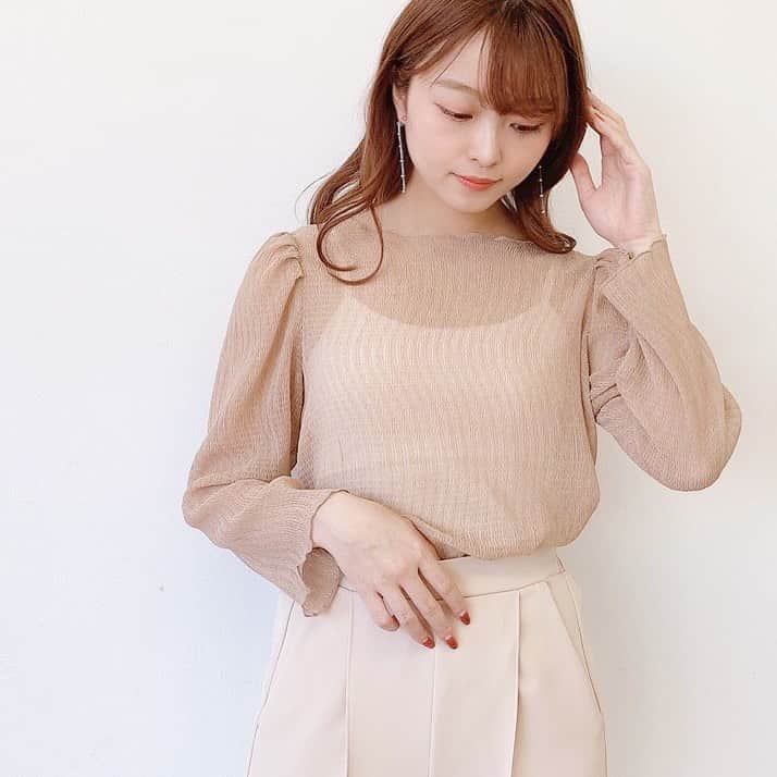 Vannie Officialのインスタグラム：「【しわしわシアーTOPS】¥2,700+tax   カワイイがたっくさん詰まった春tops♡   《styling》 淡めのカラーリングとふんわりとした素材感が春らしさ満点♡ カワイイが溢れる中に、シアー感でオンナっぽさも忘れずに… スカート合わせでとことん可愛く、パンツ合わせでトレンドライクなスタイルにと様々なボトムと相性◎   《detail》 首元と裾のメロウや、肩にもギャザーが入っておりカワイイがふんだんに施されているデザイン♡ 少しゆったりとしたシルエットが抜け感をupさせてくれます♪ シンプルなカラー展開なので、お手持ちのインナーとも合わせやすくなっており重ね着もしやすいです◎   《fabric》 柔らかく、お洗濯機にかけられるお素材を使用。 ※インナーは付属ではございません  ※詳しいお手入れ方法は商品タグをご参照ください。   #vannie_u#ヴァニーユー #ZOZOでしか買えない⠀⠀   お問い合わせはDMまでご連絡ください☺️」