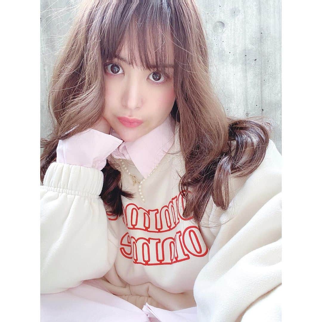 のインスタグラム：「. . いつも大体のイメージしか 伝えてないのに 完璧に仕上げる @air_otaki さん🤭✌🏻🤍 . 今回は、プラチナブラウンってカラーみたいです👱🏻‍♀️ . あと、バッサバサのキッシキシの髪だったけど 超音波トリートメントで さらツヤ〜✋🏻💕 AIRの超音波トリートメントは、 めちゃ長持ちするの👶✌🏻 . . . 久しぶりのPINKメイク〜🌸 . . . #超音波トリートメント #髪質改善 #ヘアケア #縮毛矯正 #髪質改善トリートメント #お気に入りコスメ #コスメ大好き #メイク好き #デパコス #コスメ紹介 #今日のメイク  #今日のコスメ #プチプラコスメ #メイク好きさんと繋がりたい #コスメ好きさんと繋がりたい #いいね返しは絶対 #おすすめコスメ #コスメ購入品 #コスメ好き #メイク好き #スキンケア #美容室 #美容大好き #美容好きさんと繋がりたい #网红」