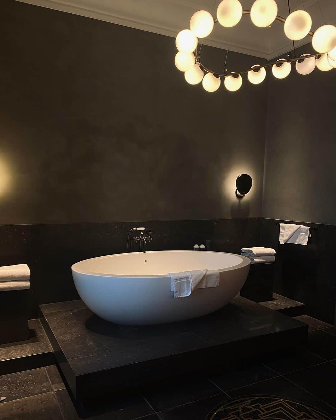 ペニーレ・タイスベックのインスタグラム：「Annonce The ultimate staycation 🤍 @villacph」