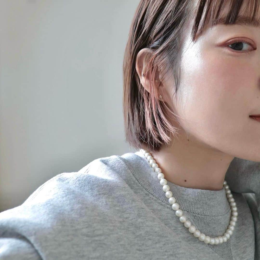 のインスタグラム：「. . カジュアルになりがちなスウェットに パールを合わせて女性らしく♡ . . この日付けていたパールネックレスは @anemone_official のもの。 歪なパールを使用しているのでフォーマルからカジュアルまで幅広く使えるのが魅力。 留金具はsilver925製で金属アレルギーの私でも安心して使えるところも嬉しい👏 夏になったらさらりと白Tに合わせたいな☺️ . . . . . #アネモネアクセ #スウェット #トレンドアクセ #パールネックレス #淡水パール #首元コーデ #大人カジュアル #PR」