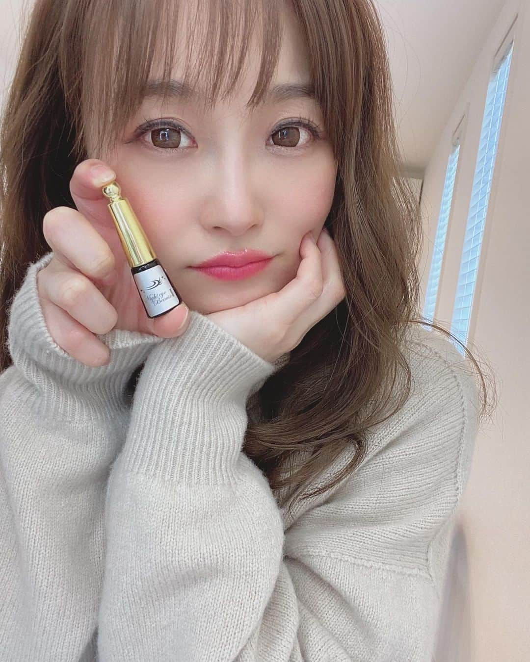 鈴木奈々さんのインスタグラム写真 - (鈴木奈々Instagram)「私が二重ケアとして使ってる、 「ナイトアイボーテ」です🥰 私はもともと一重で、 中学生の時アイプチをしていたら 一重から二重になったんです💕 ナイトアイボーテは、 美容成分が入ってて まぶたがスッキリするから 夜寝る前に塗るのがオススメです✨ 日中に塗ってもOKだよ✨ 今年もナイトアイボーテで、 綺麗な二重を維持するよー🥰💕 @nighteyebeaute #二重コスメ #ナイトアイボーテ #二重 #ふたえ #一重から二重 #夜用 #可愛いは作れる #pr」1月24日 20時57分 - nana_suzuki79