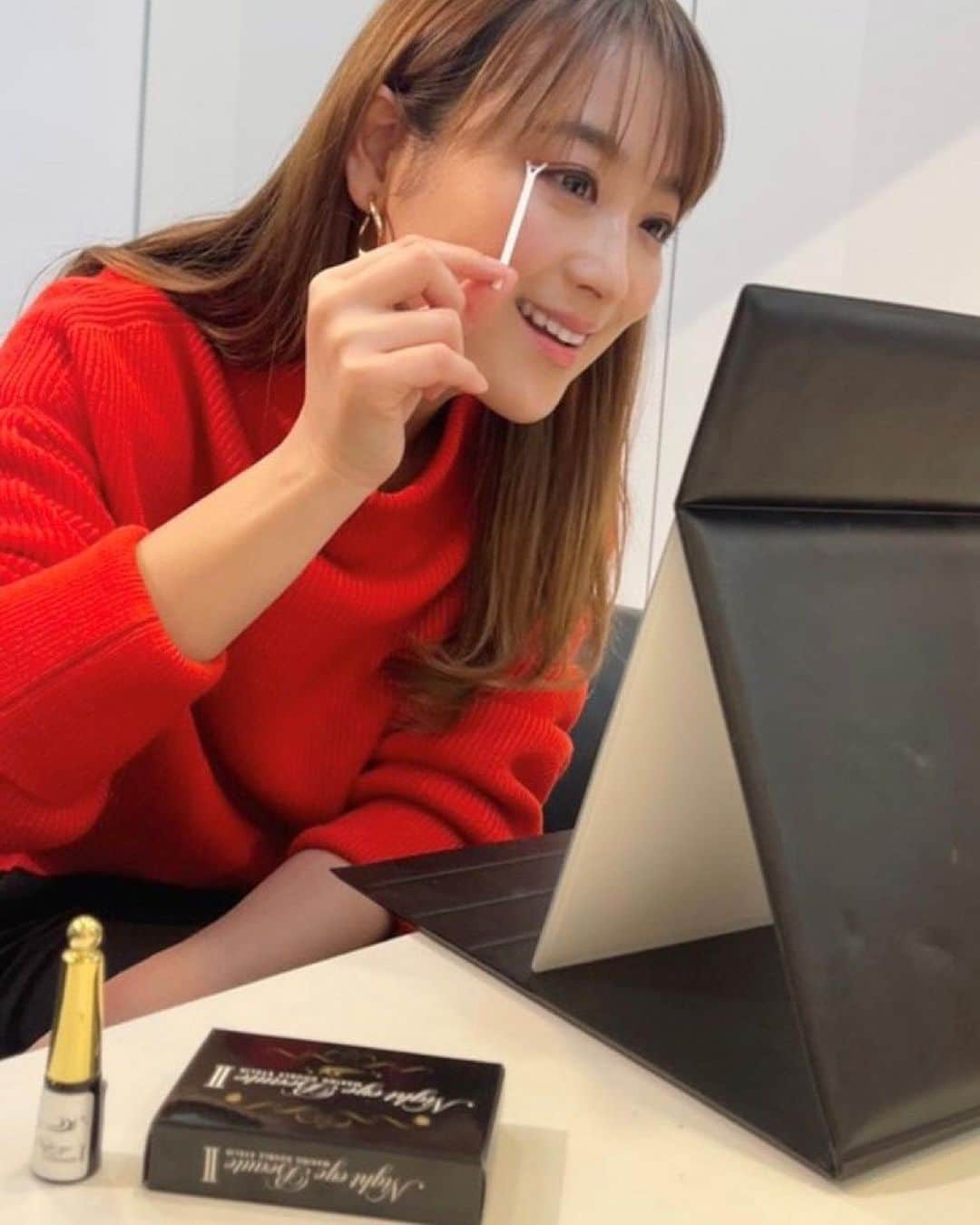 鈴木奈々さんのインスタグラム写真 - (鈴木奈々Instagram)「私が二重ケアとして使ってる、 「ナイトアイボーテ」です🥰 私はもともと一重で、 中学生の時アイプチをしていたら 一重から二重になったんです💕 ナイトアイボーテは、 美容成分が入ってて まぶたがスッキリするから 夜寝る前に塗るのがオススメです✨ 日中に塗ってもOKだよ✨ 今年もナイトアイボーテで、 綺麗な二重を維持するよー🥰💕 @nighteyebeaute #二重コスメ #ナイトアイボーテ #二重 #ふたえ #一重から二重 #夜用 #可愛いは作れる #pr」1月24日 20時57分 - nana_suzuki79