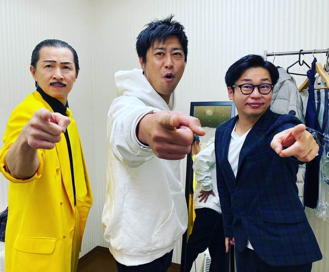 アキ（荒木良明）さんのインスタグラム写真 - (アキ（荒木良明）Instagram)「テレビ番組の企画の裏GBメンバー☺️知ってるかなー なつかしいねー 尾形くんのセンキューポーズで  #功力富士彦 #パンサー尾形 #thankyou   クラウドファンディング、いよいよ明日までになりました！ ほんとたくさんのご支援ありがとうございます。 状況が落ち着いたら全国に行かせてもらって、それをYouTubeで配信もしたいと考えお願いしました。 今で3公演は生で観るのに近く映せるカメラとカメラさん、スタッフさんにお願いできます‼︎ できるだけ多くの公演を無料のYouTubeで配信できるように、みなさんのお力を貸してください🙏✨✨  https://silkhat.yoshimoto.co.jp/projects/2429」1月24日 20時57分 - mizutamareppuaki