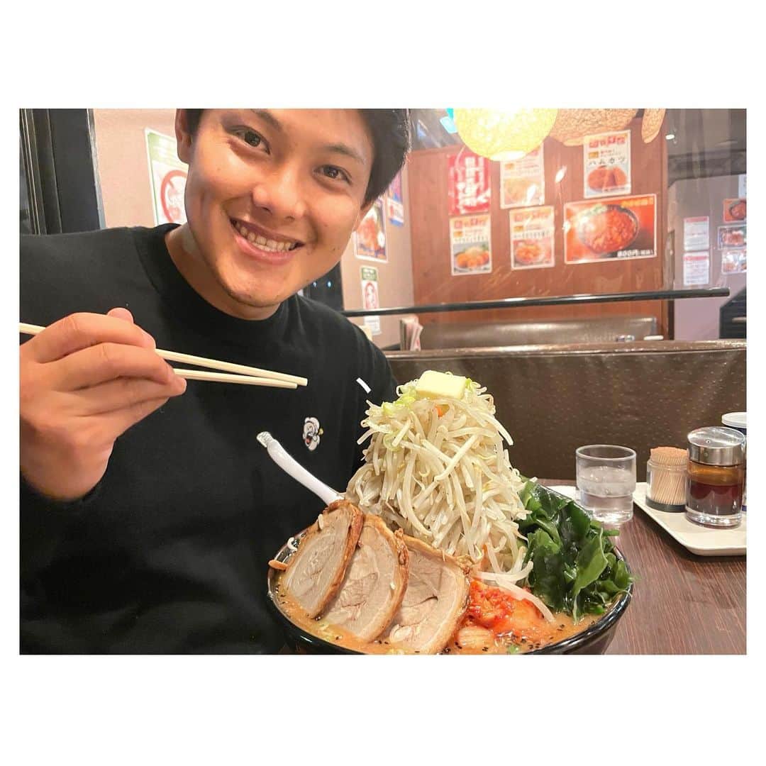 三木秀甫のインスタグラム：「日曜劇場『天国と地獄〜サイコな2人〜』 第二話、今回も75分の拡大版です🤩 皆様、ぜひご覧ください👮🏾‍♀️ .... (写真は放送とは全く関係のない美味かったラーメンですw)  #天国と地獄  #TBS  #日曜劇場  #綾瀬はるか  #高橋一生  #三木秀甫を探せ」
