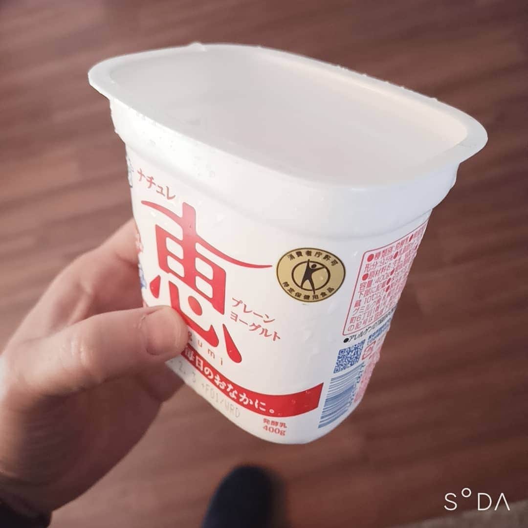 松本隆博のインスタグラム：「。 ヨーグルトの容器を洗った時 いつも思う……このまま捨てる ん勿体ないよなぁ～ ペン立て？小物入れ？ ミニごみ箱？糸電話？ 冷蔵庫の間仕切り？ 花壇？モヤシ育てるとか？ ネギとか？カブト虫の幼虫？ 天ぷらの衣の容器？ 帽子？(公家ごっこの) 、、、、、などいろいろ 考えたあげく捨てる。 ^_^;  あーあ小市民～♪」