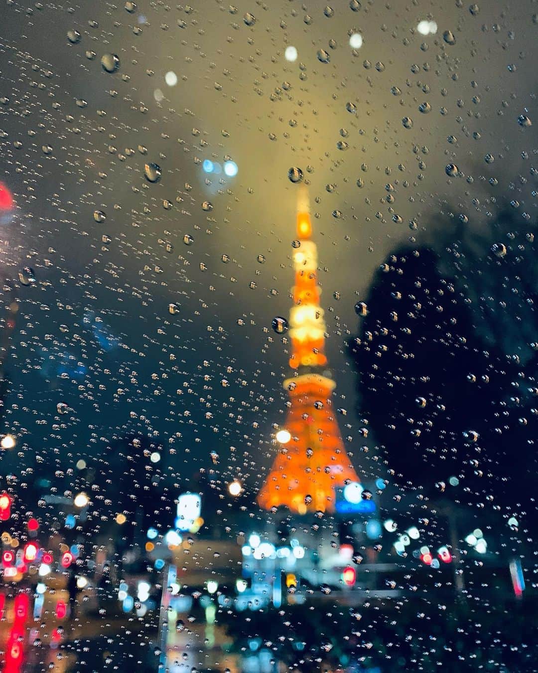 佐藤義朗のインスタグラム：「. エモい  使い方、あってますか...?  #雨の東京 #雨の週末 #明日から1週間頑張ろう💪」