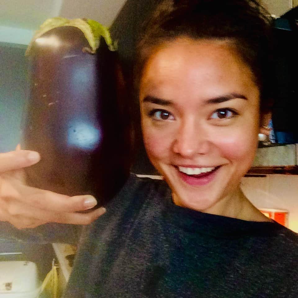 加賀美セイラのインスタグラム：「American eggplant is HUGE #🍆🍆🍆  #米ナスデカ過ぎ　#頭と一緒かょ 揚げ茄子のお浸し得意料理 My favorite is #EggplantHummus #YUUUUM #🤤🤤🤤. And Japanese #nasuagedashi  Yum yum yum #MissingLA」
