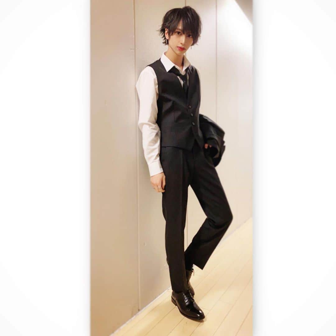 のインスタグラム：「🇻🇳ベトナム人のスーツ姿🎩  #コメント返し全員するのでめちゃくちゃコメントしてください✨ #見た人強制いいね❤#スーツ #suit #ブラック #グレー #成人式 #フォロワー増加計画してるので画像使って広めて欲しいです🥺  vietnamese #vietnam 🇻🇳#followback #instagramers #tweegram #photooftheday  #패션 #메이크업 #뷰티 #20likes  #smile #follow4follow #like4like #look #instalike #igers  #instadaily #instafollow #followme  #instagood #bestoftheday #instacool」