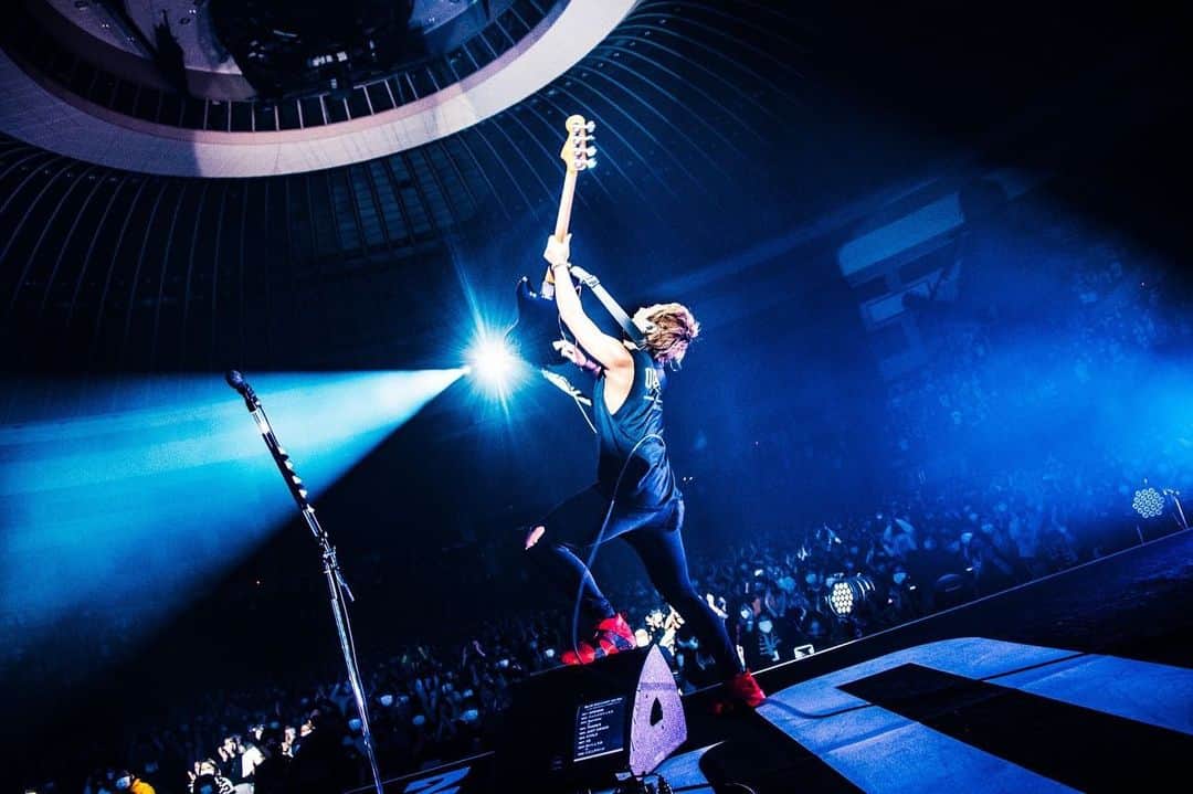 辻村勇太のインスタグラム：「「ONAKAMA 2021」 名古屋ガイシホール  Photo by @hamanokazushi   #blueencount #bassist #onakama2021」