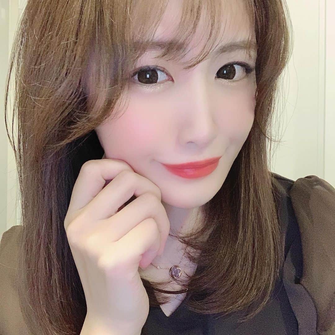 餃子のりさちゃんのインスタグラム：「#プリマヴィスタ下地 　のメイクレポ💄  一枚目　化粧後（昼） 二枚目　すっぴん 三枚目　ジム後（夜）  四枚目　すっぴん 五枚目　下地のみ  下地のみでもつやつや&トーンアップで 補正効果ばっちりなんで 最近はプリマヴィスタの下地にお粉でお肌が完成します🥺♥️ . CMでもおなじみやけど 本当によれない！ ジム後もつやつやのまま！ 本当に優秀！ しかも汗かいてもテカらない！  色々試した結果 プリマヴィスタの下地が優勝！ どこでも買えるしコスパもよし💮  #マツキヨ限定プリマヴィスタ #化粧下地」