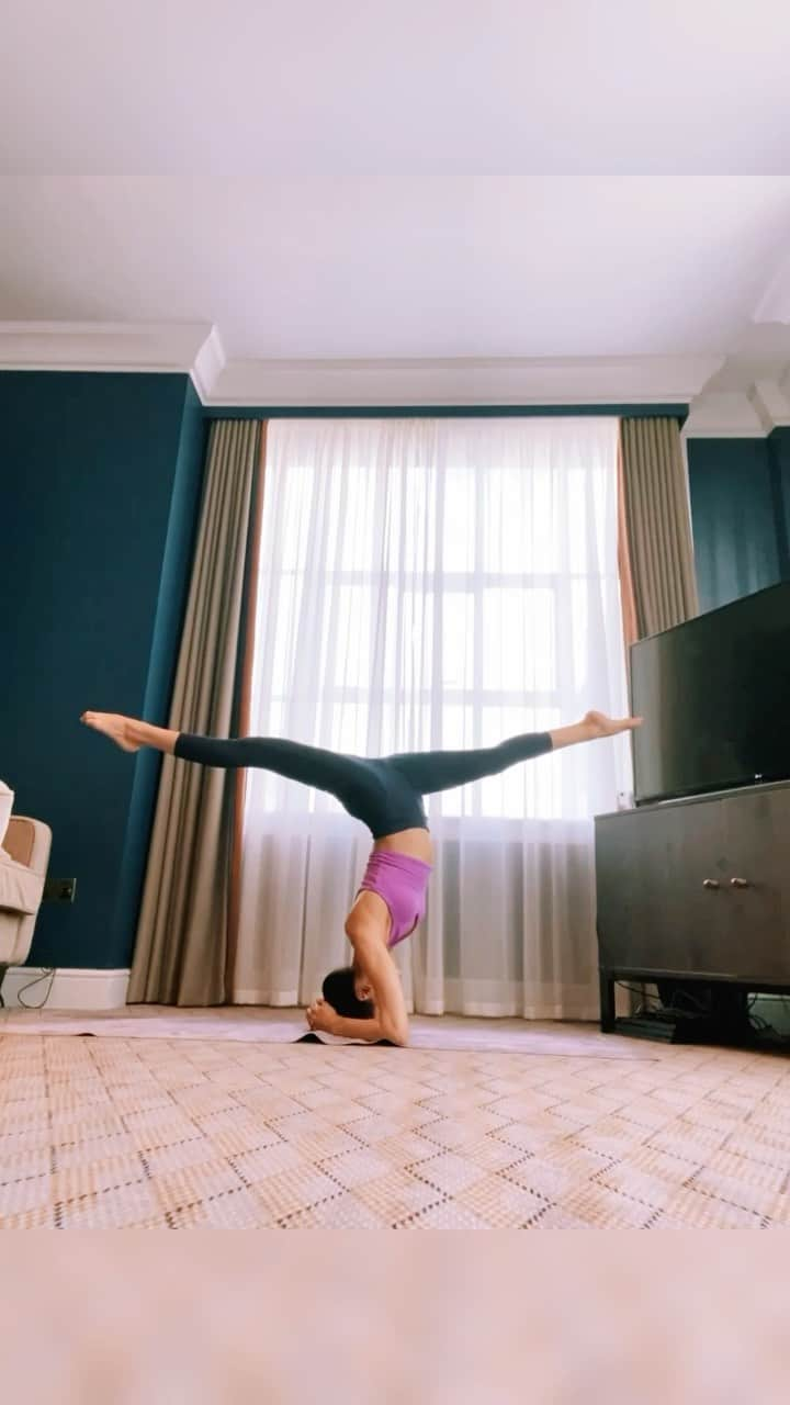 文音のインスタグラム：「What do yo call it? Is this yoga or an art of body work?😏 This is something I couldn’t do until last year: headstand splits🤸🏻‍♀️  You just can’t decide where your limit is, it is something you can go beyond.  去年までは出来なかった事が出来る様になった。  今までは夢だった事が現実になった。  限界は超えるもの。 そして何事も挑み続けるのだ。 少しずつ地道に。 . . . . . .  #splitsheadstand  #spreadthepositiveenergy  #everydayisachallenge #timeismoney Tune:Tim Baker/The eighteenth hole」