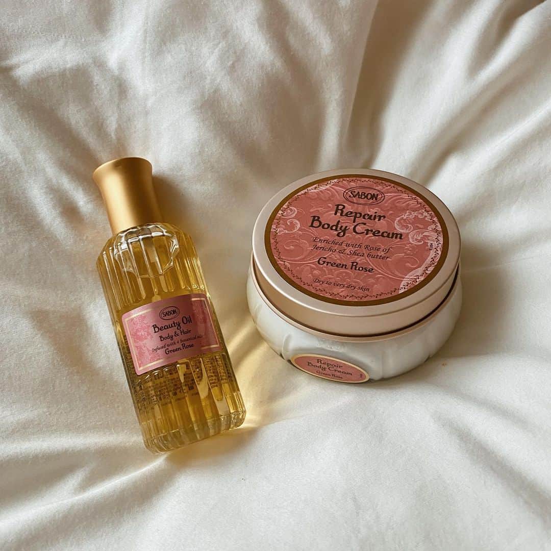 池田真子のインスタグラム：「SABON( @sabon_japan )様よりお肌のケアにぴったりな素敵なアイテムをいただきました✨ ． ． ○ビューティーオイル ¥4620(税込) ミスト状のスプレータイプで、 ボディもヘアにも使えるオイル◎ 付けすぎを防げるのも使いやすいです＊° 毛先につけると香りがふわっと広がります♡ ． ． ． ○リペアボディークリーム ¥4620(税込) シアバター配合で伸びが良く 乾燥したお肌もしっとりケアできます＊° お風呂上がりに塗ると癒される♩ ． ． どちらもグリーンローズで、 柑橘系のさわやかさと ローズのフローラルが合わさった 上品な香りです。 ． ． ． 自分へのご褒美やギフトにもぴったり♡ ． ． ． #サボン #SABON #ボディクリーム #ヘアオイル #ボディオイル #sabonad #ad #ボディケア #ヘアケア #お肌ケア #お肌のお手入れ #美肌ケア #保湿ケア #保湿クリーム #ヘアケア用品 #ギフト #美容 #プレゼント #お気に入り #気分が上がる #自分磨き #自分と向き合う #自分を好きになる #instagood #love #instabeauty #instapic #instalike #lifestyle #PR」