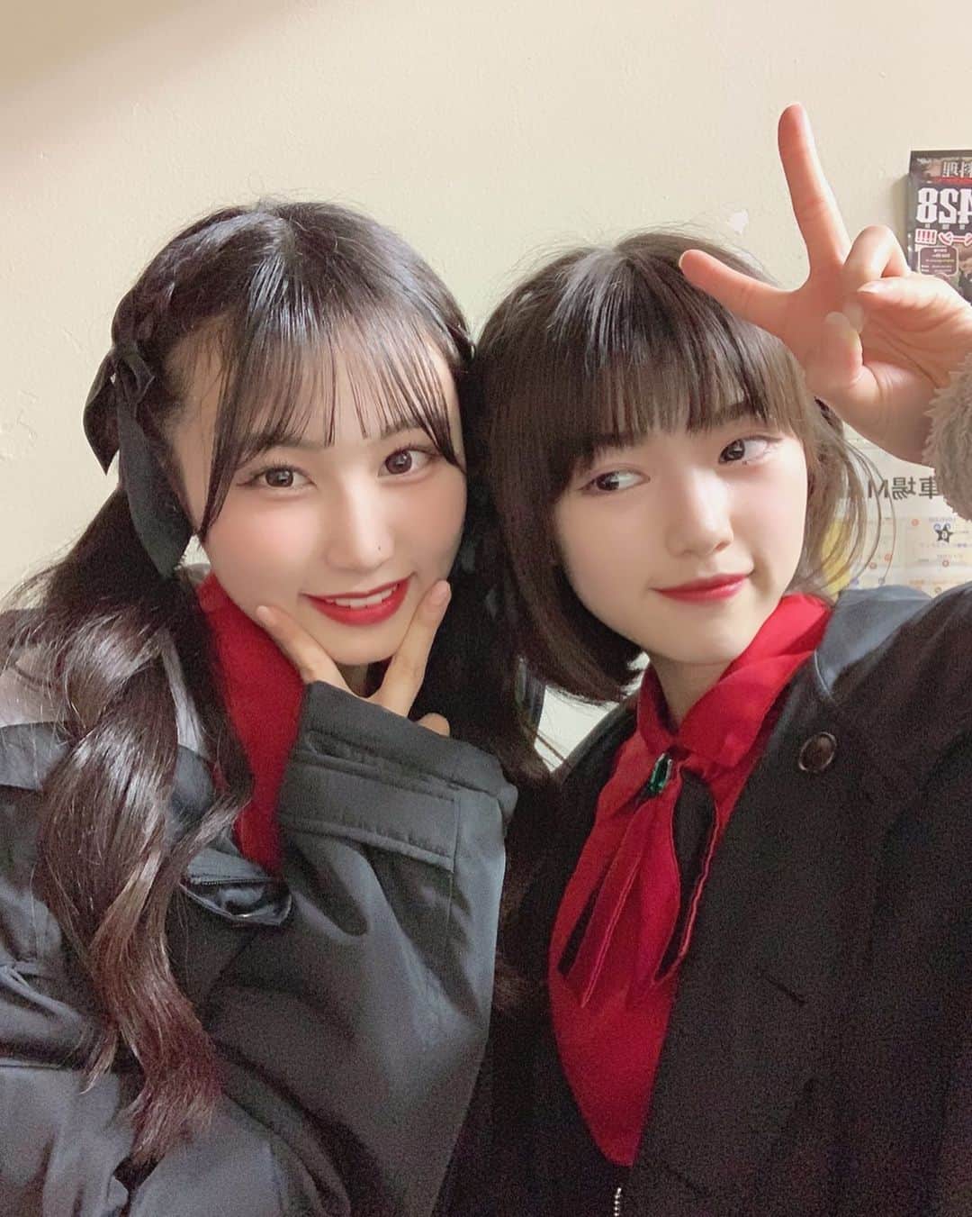 のインスタグラム：「りさと🤍  ・ ・ ・  #リリバリ #lilyofthevalley #アイドル #idol #jk #18歳 #高校生 #ロングヘア #ショートヘア #巻き髪 #ツインテール #ツーショット #黒髪 #ぱっつん前髪」