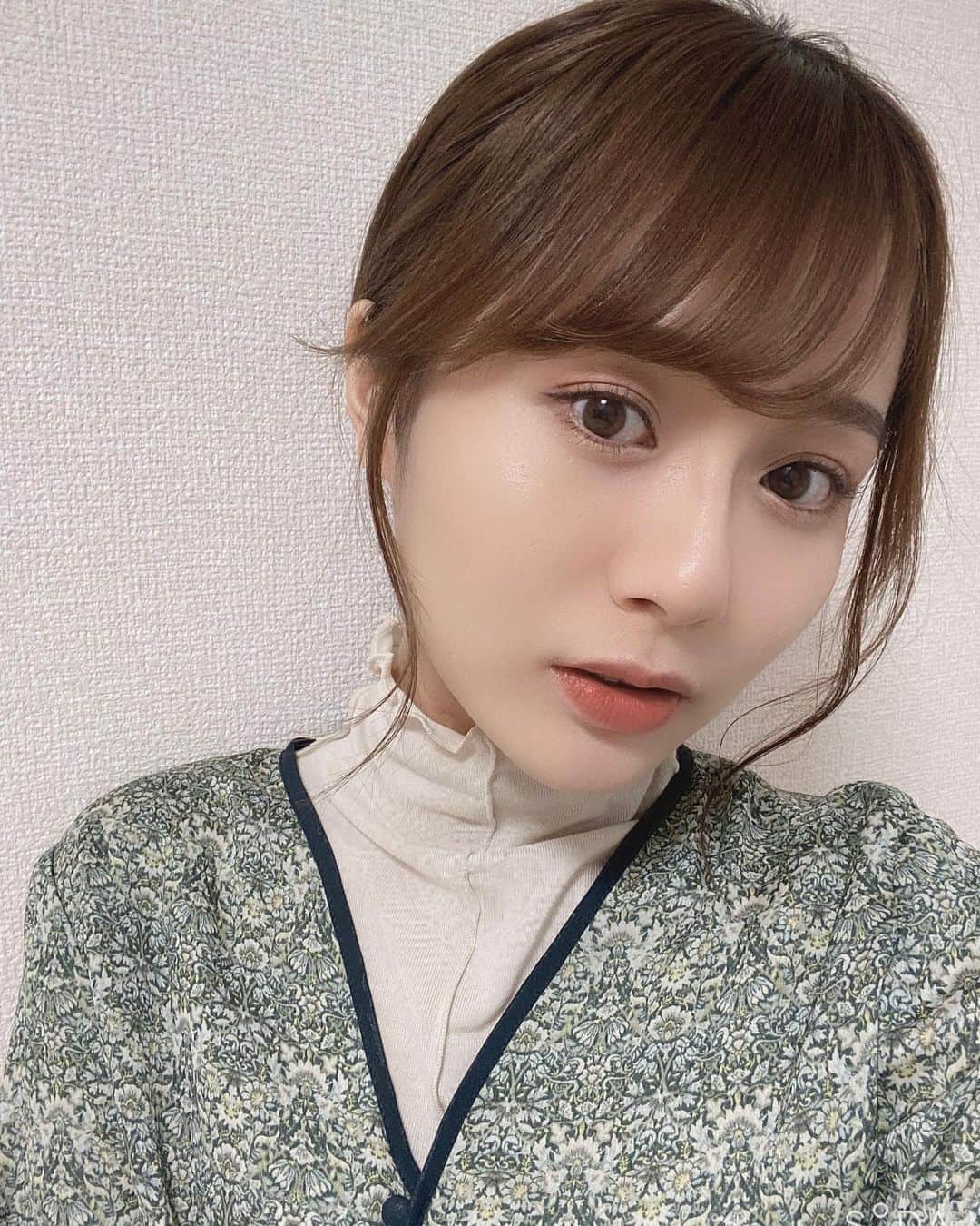 渡邊麻衣のインスタグラム：「.  家に篭りっぱなしであげる写真ないからSODAで自撮りした！ イエベ秋、ブルベ冬、イエベ春をイメージして フィルターとメイク変えてみたんだけどわかるかな？  #盛り方は自分次第 #soda」