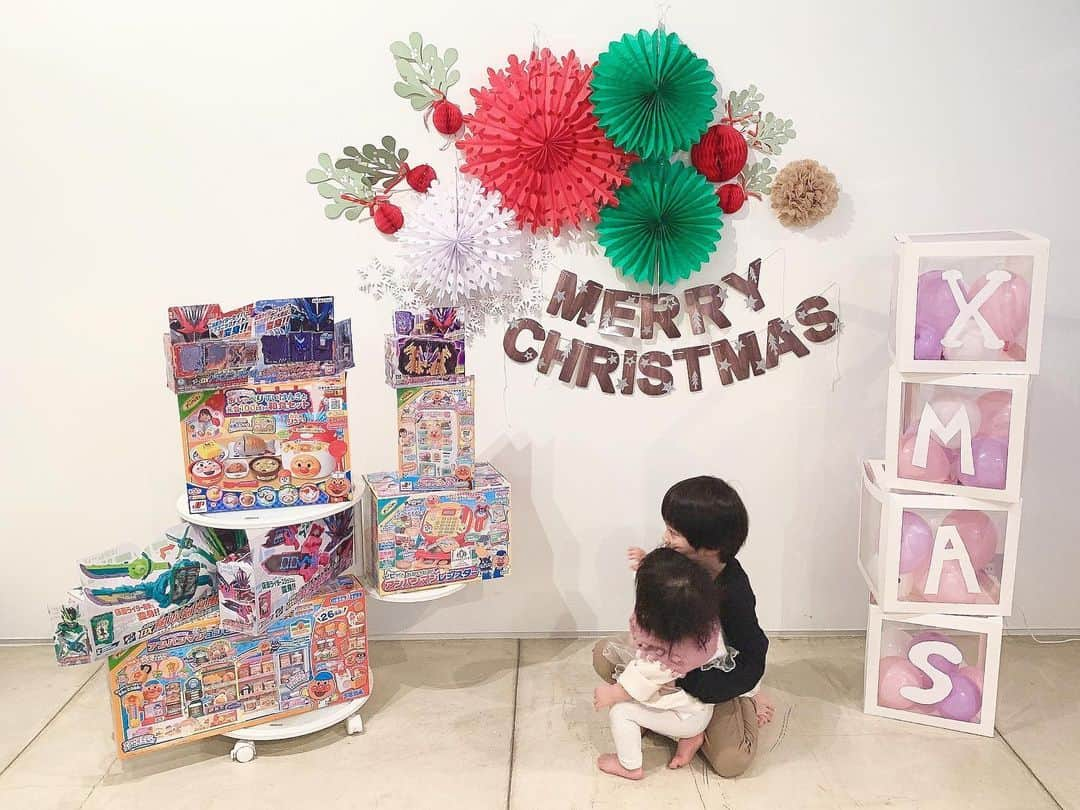 chika__23さんのインスタグラム写真 - (chika__23Instagram)「＊ 今更ですがクリスマス🎄🎁💕✨ おばあちゃんおじいちゃん達からも👵👴 ありがとう💚 ＊ #兄妹#5歳男の子#1歳女の子#4歳差#クリスマス#クリスマスプレゼント」1月24日 21時08分 - chika__025