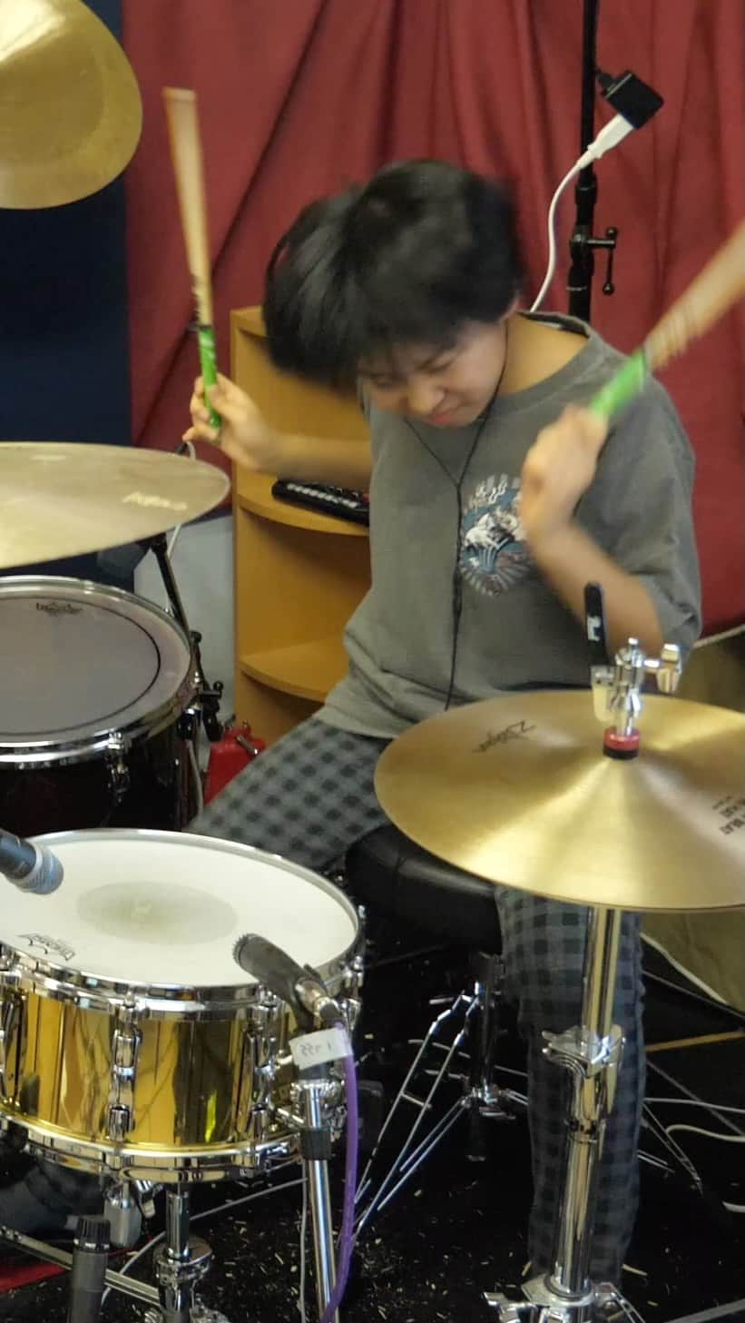 かねあいよよかのインスタグラム：「My name is Yoyoka, I'm a 11 year old drummer from Japan.﻿ I covered masterpieces by Deep Purple﻿❗️ ﻿ I'm very inspired by and admire Ian Paice's drumming!🥁 ※This video is a one-shot recording with no editing﻿. ﻿ ◎You Tube（High quality）﻿ ※There is a link on my profile.﻿ ﻿ ※Ian Paice watched and complimented the "Burn" I covered!  It's a great honor⭐️﻿ ﻿ ﻿ ディープパープルの名曲に再びチャレンジしました！﻿ ※編集なしの一発録音です。 ﻿ ◎ぜひプロフィールのリンクからYou Tubeでご覧ください（高画質、高音質です）﻿ ﻿ そして、なんとイアンペイスさんが私のカバーした「Burn」を観て褒めてくれました！（こちらもYouTubeに映像があります）﻿ ﻿ @deeppurple_official @pearl.drums.jp @pearl_drums @zildjiancompany @zildjian_japan @vicfirth @dwdrums @roland_jp @rollingstone @rollingstonejapan @theellenshow @fallontonight @shure @uaudio @akgaudio @sennheiserjapan @sennheiser @neumann.berlin @sslaudio @udo_artistsinc @drummerworld.official @drumeoofficial @femaledrummers @modern_drummer @drumchannel @drummag @drumtalktv @hitlikeagirlcontest @hitlikeagirl_japan @drumoffglobal   #speedking #deeppurple #ianpaice #ディープパープル #スピードキング #イアンペイス」