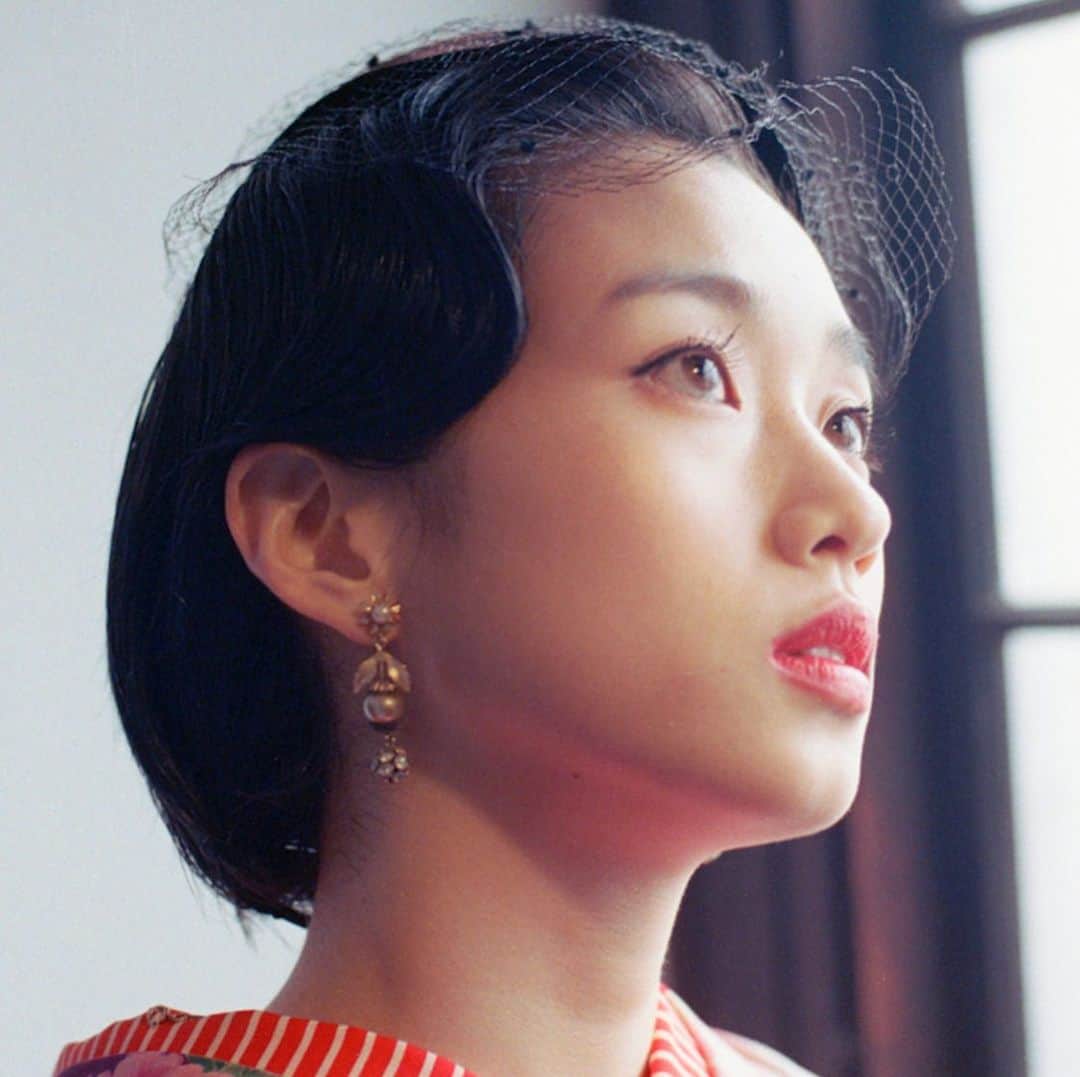 VOGUE GIRL JAPANのインスタグラム：「「FRESH ENERGY」では、これからの時代を担っていく注目株にVOGUE GIRLがラブコール❤︎ 今回は20歳を迎えたばかりの女優、河合優実が登場🌹 彼女の素顔に迫ったインタビューは、プロフィールのURLからチェック😙→@voguegirljapan  MODEL：YUUMI KAWAI PHOTO：@yoshitaka.furukawa  STYLING：@endorika  HAIR&MAKEUP：@kozono_yukari  KIMONO-DRESSER：KYOKO SATO  #河合優実 #freshenergy #interview #voguegirl」