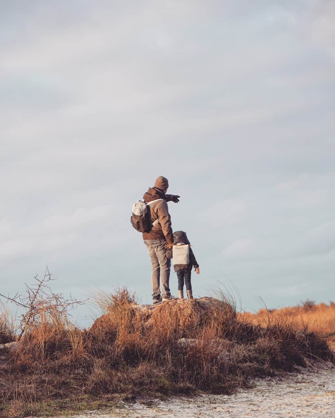 Kapten & Sonさんのインスタグラム写真 - (Kapten & SonInstagram)「'Always exploring together.' 😍 @sophias.elfenzauber on the go with the little one wearing our backpacks Bergen "Grey Black" and our Kids Umea "Sand Grey". ✨ #kaptenandson⁠ .⁠ .⁠ .⁠ #kaptenandsonkids #outdoors #twinnylook #twin #backpacks #kids #kidsfashion #style #inspiration #nature #love」1月24日 21時15分 - kaptenandson