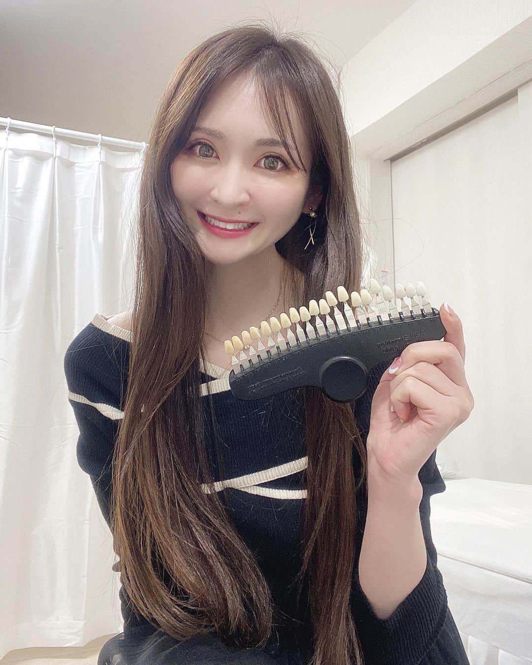 藤後 沙織 とうごさおりのインスタグラム：「今日は歯のホワイトニングに @light_beauty_ebisu へ行ってきたよ☻ ・ ・ 今まで歯医者さんのホワイトニングや、ホームホワイトニング等いろいろ試したけど、効果もあまり分からないのと、何よりホームホワイトニングは絶対にやらなくなる(私のようなズボラ系人間なら)ので、サロンさんへ🏃‍♀️ ・ 歯にお薬を塗って、20分ほど照射するのですが、一回の照射で2〜3トーンあがったよ♡こんなに効果あるのすごい🙆‍♀️ ・ コーヒーも一日3杯は飲むし、チョコレートも毎日食べるし、赤ワインも大好きだから、人一倍ホワイトニング頑張らないといけない。。。 そして年齢を重ねるほど歯も着色していくんだって😮 歯が白くなるだけで、すっごく印象変わるし、 @light_beauty_ebisu さんは目に見えて効果がわかるのでおすすめです♡  ■ライトビューティーグループホームページ https://light-beauty.tokyo/  ■ライトビューティー恵比寿本店ホットペーパービューティー https://beauty.hotpepper.jp/kr/slnH000496838/  #ホワイトニングlightbeauty #lightbeauty恵比寿 #lightbeauty  #ホワイトニング #ホワイトニングサロン #白い歯　#綺麗な歯 #歯のホワイトニング #デンタル #デンタルエステ #セルフホワイトニング #美白 #美容デー #恵比寿ホワイトニング #恵比寿サロン #ホワイトニング恵比寿#ホワイトニング東京 #恵比寿 #Whitening #dental #dentalwhitening #selfwhitening #PR」