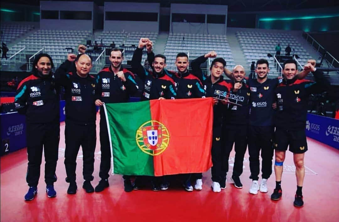 のインスタグラム：「1 year ago we qualified for @olympics in Tokyo 🇯🇵  In half a year we will do our best to accomplish another great result for our country 🇵🇹🏓 For now let's all around the world do our job keeping safe and healthy, using mask everywhere and stay as much as possible at home so we all can win one of the biggest chalenge of our lifes 🦠😷🤲🌍🌎🌏🆘️ @fptenismesa @comiteolimpicoportugal  @butterflyttofficial @customfeet_」