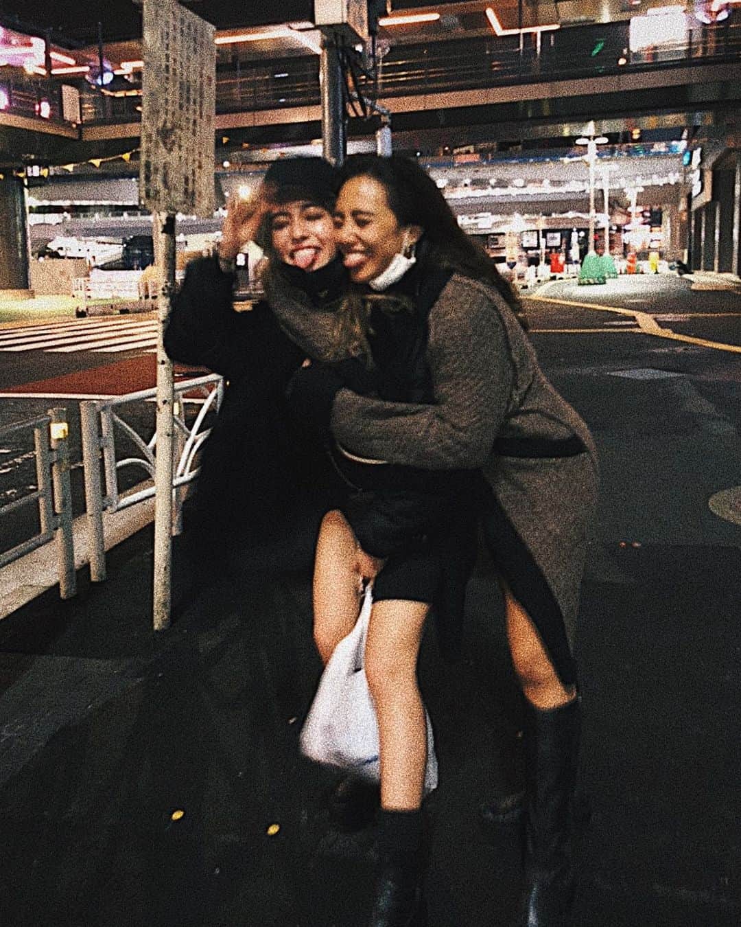 AMIのインスタグラム：「. . MonaとのInst Live 見に来てくれてありがとうでした😍❤️ 皆と恋愛について沢山お話ができて楽しかった!! 少しでも皆の恋愛が良き方向に行きますように!!❤️ .  モナとはいつもこんな感じで ピーチクパーチクやってるよぉ〜🧡🐤笑 ほなまた来週〜👋😚 . . (( この写真はかなり前のだ📸🖤 ))ヨッ！ . .」