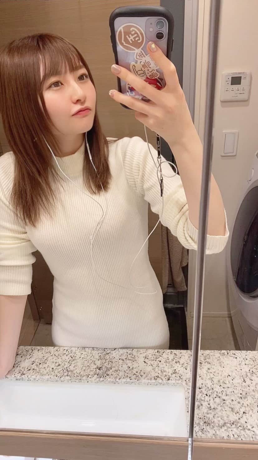 のインスタグラム：「作詞作曲して歌ってみた（笑） おうち時間楽しいナ🎧  この曲のタイトル何がいいかな？！！」