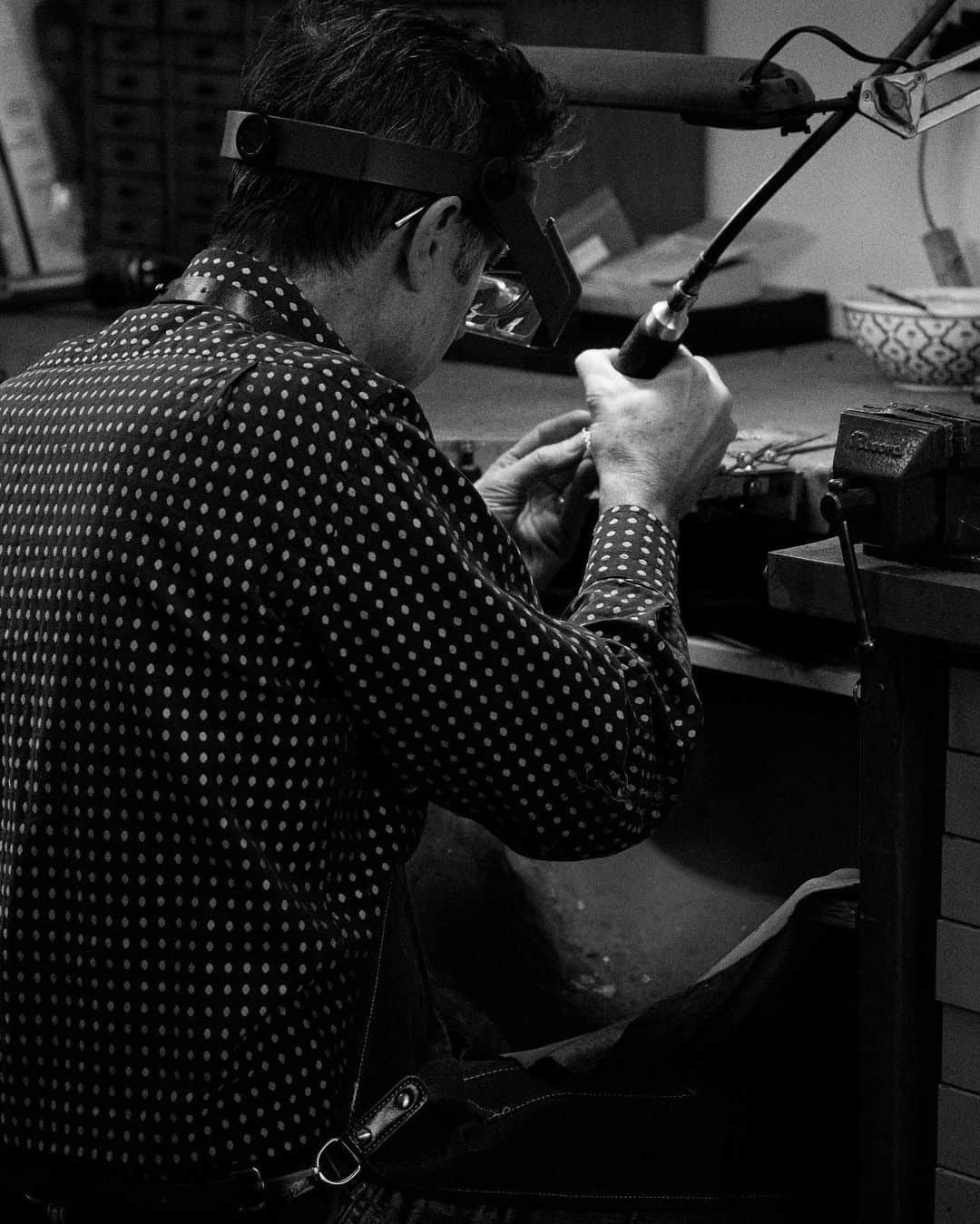 ダウアー&ホールさんのインスタグラム写真 - (ダウアー&ホールInstagram)「Something exciting in the making! @dangdower creating beautiful new jewellery in our London workshop... launching soon! Any guesses?   - - #dowerandhall」1月24日 21時17分 - dowerandhall