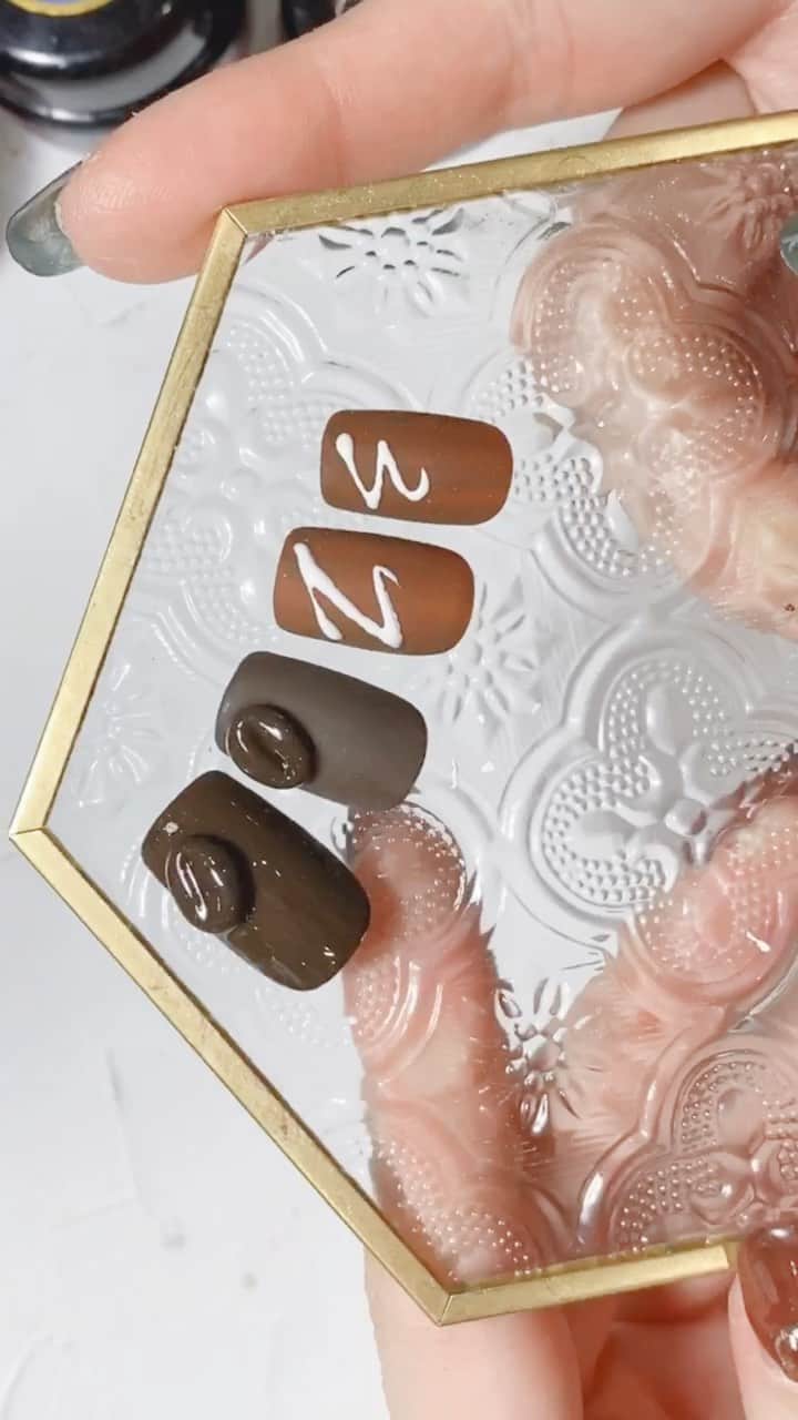 なかやまちえこのインスタグラム：「Make chocolate nails. ⠀ PREGEL・Betty gel・きまぐれキャット・PREANFA・PREXY商品は、⠀ ネイリストの方は↓ ⠀ プリモール @nail_premall ⠀ http://gelnailshop.com/ ⠀ ⠀ キャンディポケット @candypocket_official ⠀ http://www.beautysupport.jp/sm/script_main/shoptop.php ⠀ ⠀ セルフの方は↓ ⠀ ジョイアート @joyartofficial ⠀ http://joyart.biz/ ⠀ ⠀ にて購入頂けます☺️⠀⠀  ⠀ @pregelofficial @bettygel_official @prexyofficial @kimagure_cat_whim  #nail #nails #nailart #ネイル #美甲 #ネイルアート  #japanesenailart #manucure #japanesenails #manicurist #gelnails #أظافر #네일아트 #미용 #vẽmóng #ngườiđẹp  #เพ้นท์เล็บ #искусствоногтя #artedeuñas #เพ้นท์เล็บเจล #ジェルネイルデザイン #ネイルデザイン #senikuku #nagelkunst #valentinenails #バレンタインネイル #バレンタイン #valentine #チョコレートネイル #chocolatenails」