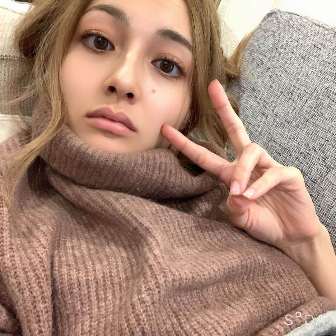 想乃のインスタグラム：「👀 . sodaってカメラアプリでカラコン入れてみた👏🏻 1枚目がヘーゼルで2枚目がブルー👀 めちゃ自然で色んな色試してる😂  とりあえず自撮りもカメラアプリも 慣れてない下手くそ🤫🤫🤫  #盛り方は自分次第 #soda #カラコンレビュー」