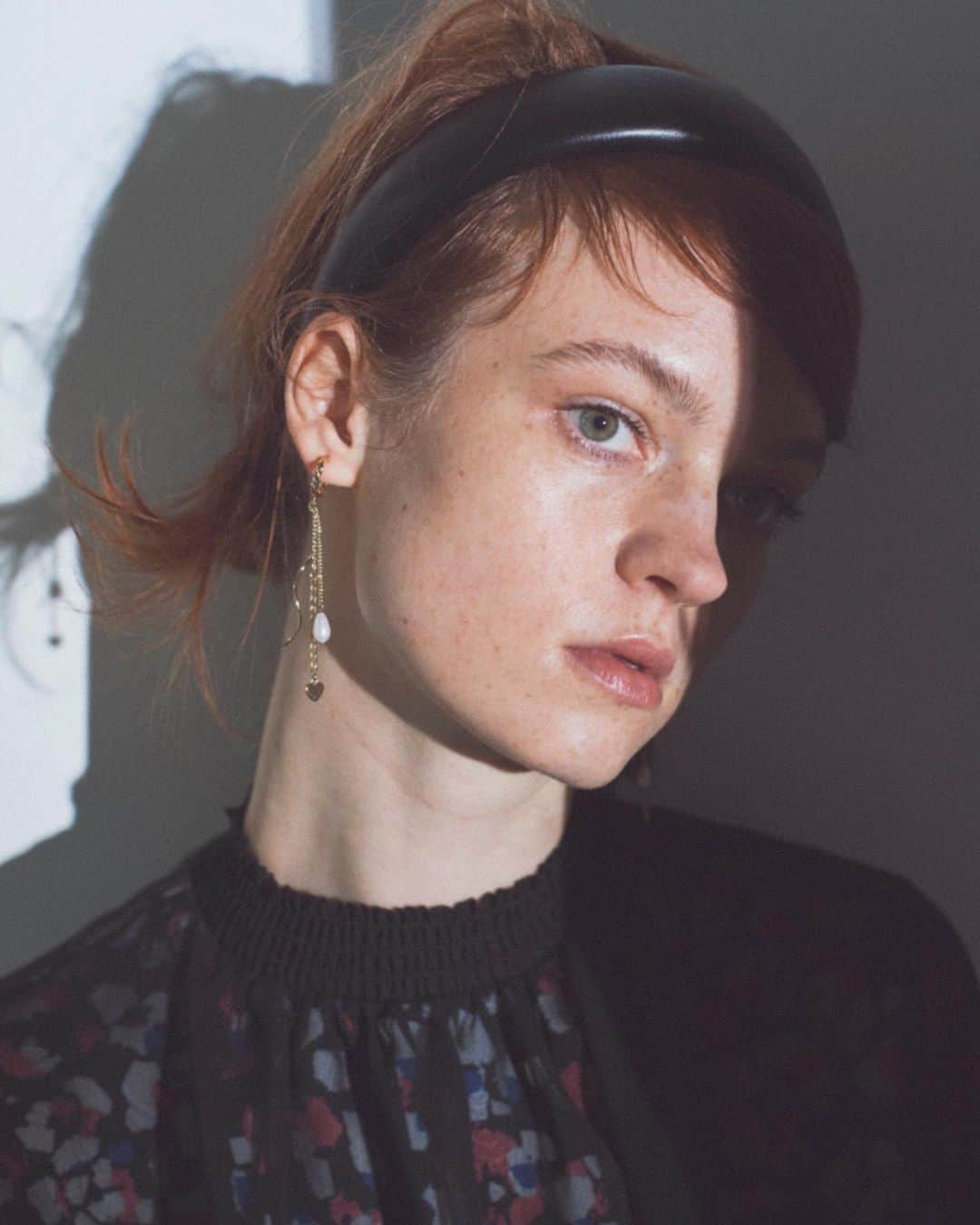 ファーファーのインスタグラム：「【NEW IN】 丸みのあるフォルムとその存在感で ヘアスタイルにアクセントをつける 人気のカチューシャ。  エコレザーなので、 ファッショナブルに仕上がるのも嬉しいポイント。  hair band ¥3,600＋tax  @furfur_official @furfur_official_staff  #FURFUR #ファーファー」