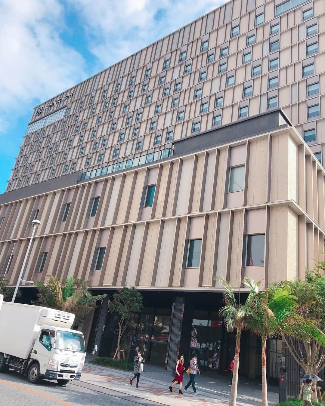 DJ MIYAさんのインスタグラム写真 - (DJ MIYAInstagram)「やっほ❤️❤️今月の沖縄出張3日目からは、恩納村から一気に那覇市・国際通りの真ん中へー！ 台湾のホテル系列💗 『ホテル コレクティブ』Hotel Collective に滞在しました💗 2020年に開業したばかりの、ラグジュアリーホテル💖  外観からして、とても綺麗でテンションがあがりますね💖  Room:スーペリアツイン　  お部屋には、連日オリオンビールやお茶なども追加サービスもあり、 お部屋の茶器などもinbound向けの印象で素敵でした❤️  ホテル全体が、museum的要素のあるおしゃれホテルでした💗  お部屋には、傘も🌂ありましたので外へ行くときに使わせてもらったよーぉ。すごいありがたかった💖  おすすめです。  那覇市松尾2-5-7  #ホテルコレクティブ #HotelCollective #国際通り #沖縄旅行 #沖縄 #沖縄女子旅 #タビジョ #ラグジュアリーホテル #GOTOトラベル #GOTOトラベルキャンペーン #ホテル宿泊 #宿泊記 #沖縄旅行記 #旅インフルエンサー #旅インスタグラマー #旅ブロガー #インスタグラマー #インフルエンサー #沖縄ホテル  #旅好き女子 #トラベラー #旅スタグラム  #マイトリップmiya #沖縄トリップ #Okinawatravel #沖縄県 #ビーチリゾート #沖縄ホテル #沖縄宿泊 #旅インフルエンサー」1月24日 21時23分 - dj_miya
