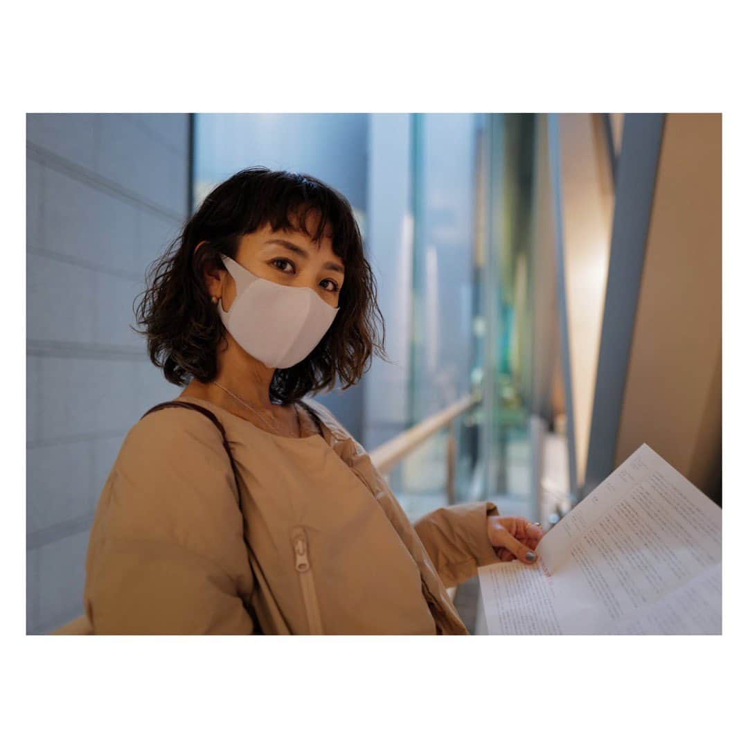 土井地恵理子のインスタグラム：「最近買ってみたマスク😷 @simpti_official   ホールガーメントで編まれた 無縫製のマスク。 肌触りがとても良くて 形とサイズ感も良き。 (↑これすごい大事！)  箱に入ってて プレゼントにも良さそうだな😎  #mask #マスク #マスクケース」