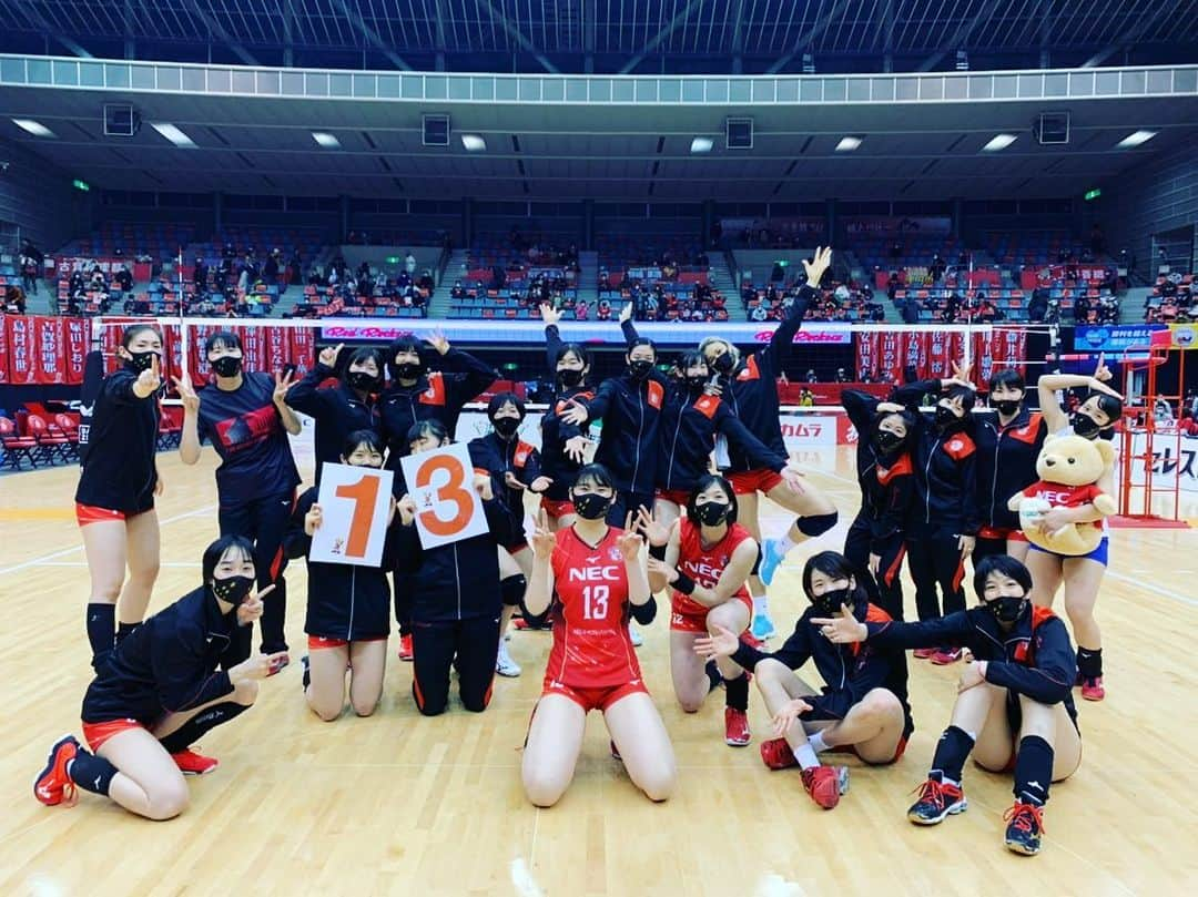 山内美咲さんのインスタグラム写真 - (山内美咲Instagram)「＊＊＊＊＊＊＊＊＊＊＊＊﻿ ﻿ #2020-21シーズン﻿ #vleague  #necredrockets  #13勝目  #とどろきアリーナ ﻿ #最後のホームゲーム ﻿﻿ #安心安全のホームゲーム #感謝のホームゲーム #ありがとうを込めて #そして ﻿ #マスク可愛い 🚀💫﻿ #応募ありがとうございました😌  雪楽しみにしてたけど、寒いのはやだなぁ😨🥺」1月24日 21時24分 - yama9436