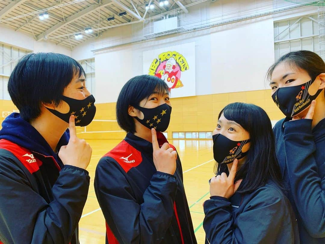 山内美咲さんのインスタグラム写真 - (山内美咲Instagram)「＊＊＊＊＊＊＊＊＊＊＊＊﻿ ﻿ #2020-21シーズン﻿ #vleague  #necredrockets  #13勝目  #とどろきアリーナ ﻿ #最後のホームゲーム ﻿﻿ #安心安全のホームゲーム #感謝のホームゲーム #ありがとうを込めて #そして ﻿ #マスク可愛い 🚀💫﻿ #応募ありがとうございました😌  雪楽しみにしてたけど、寒いのはやだなぁ😨🥺」1月24日 21時24分 - yama9436