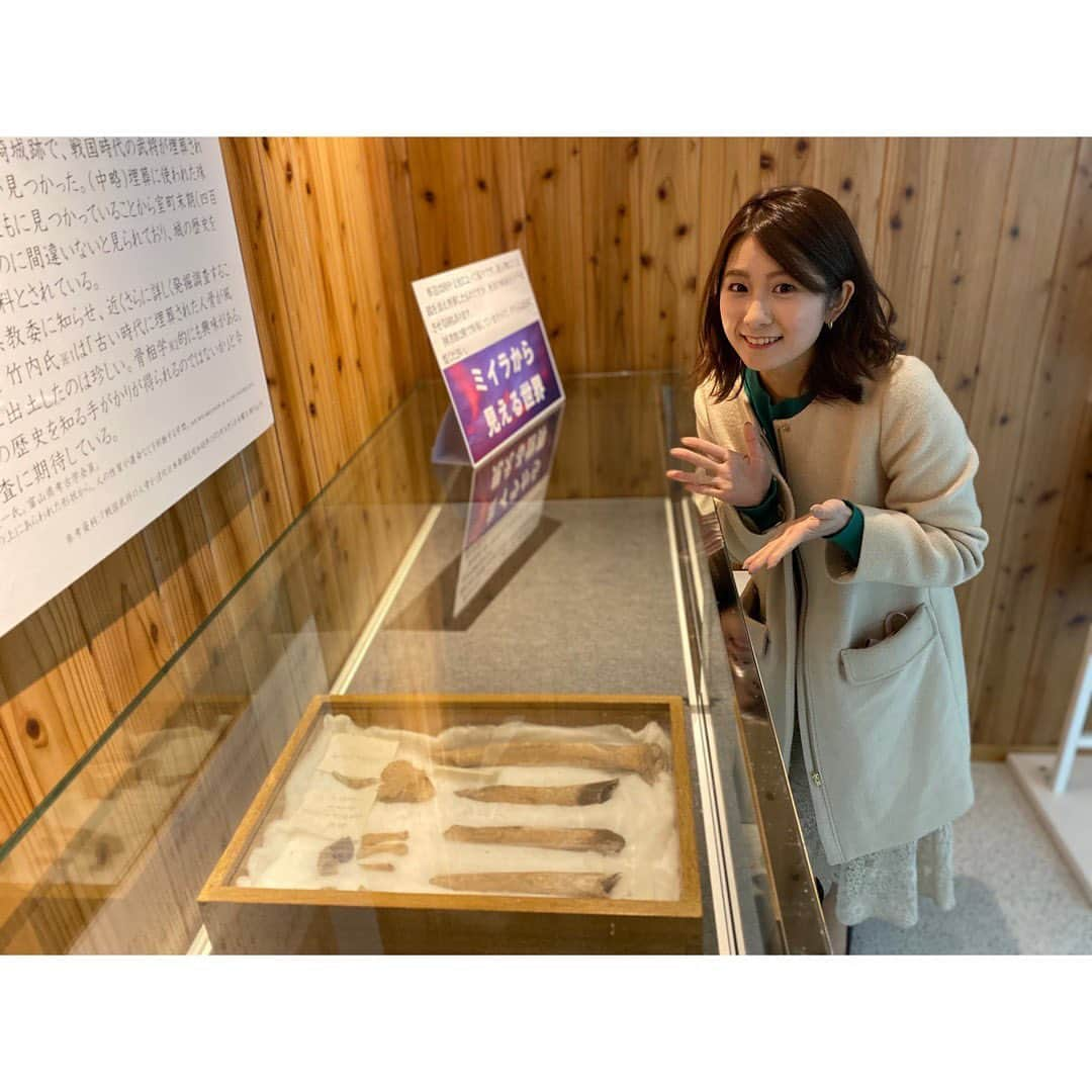 尾島早都樹さんのインスタグラム写真 - (尾島早都樹Instagram)「『特別展ミイラ　永遠の命を求めて』 #県民会館 で現在開催中〜！  実は、県内17の図書館とコラボしているんです！ 司書さんおすすめの一冊を取材してきました📚  私の目の前にあるのは一体、、、😯？？  気になるそこのあなた！ ミイラ担当の尾島が あすの #N6 でご紹介します！  どうぞご覧ください☺️🌼✴︎  #チューリップテレビ #アナウンサー #女子アナ #特別展ミイラ #ミイラ #ミイラ富山 #図書館巡り #富山市立図書館 #キラリ #朝日町図書館 #富山 #富山市 #朝日町」1月24日 21時26分 - ojima_satsuki