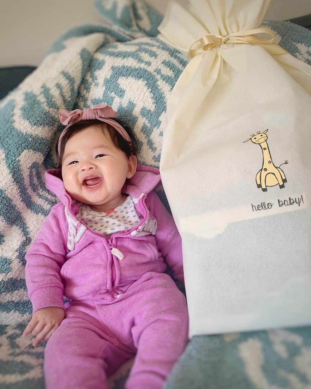 エリナ シルカのインスタグラム：「Happy Sophie 💕🦒💕 @sophielagirafe_japan とベビーソフィー！噛み噛みするのが最近大好きだから大喜びの様子です。 * * * #babygirl #sophielagirafe #gift #3monthsold #女の子ベビー #生後3ヶ月 #キリンのソフィー #3児ママ」