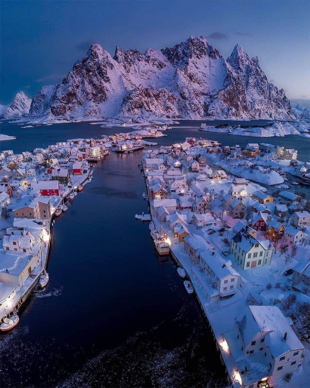 Discover Earthさんのインスタグラム写真 - (Discover EarthInstagram)「Lofoten.. Ready to see the Midnight sun?  Situated north of the Arctic Circle in the turbulent waters of the Norwegian Sea, the Lofoten archipelago is a little-known paradise of unspoilt, untamed nature, small fishing villages and majestic mountains. It combines majestic mountains, beaches that are surprisingly great for surfing, picturesque fishing villages and the best views of the Northern Lights (and the Midnight Sun). Above all, the Lofoten islands captivate with their untamed, wild nature.  #discovernorway🇳🇴 with @chrisnanos  . . . . .  #lofoten  #lofotenislands  #ig_nordnorge  #northernnorway  #lofotenhighlights  #lofotensecret  #nordnorge  #nordland  #visitlofoten  #visitnorway  #norway  #mittnordnorge  #mittnorge  #nrknordland  #yrbilder  #norge  #landscapesofnorway  #mittfriluftsliv  #dreamchasersnorway  #thebestofnorway  #utno  #norwaynature  #bestofnorway  #highlightsnorway  #ig_norway  #ilovenorway  #nortrip  #ignorway  #north」1月24日 21時30分 - discoverearth