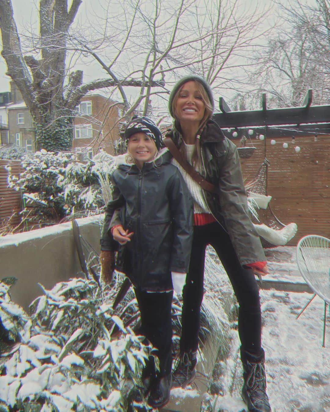 ルー・ティーズデールのインスタグラム：「snow one but u ⛄️」