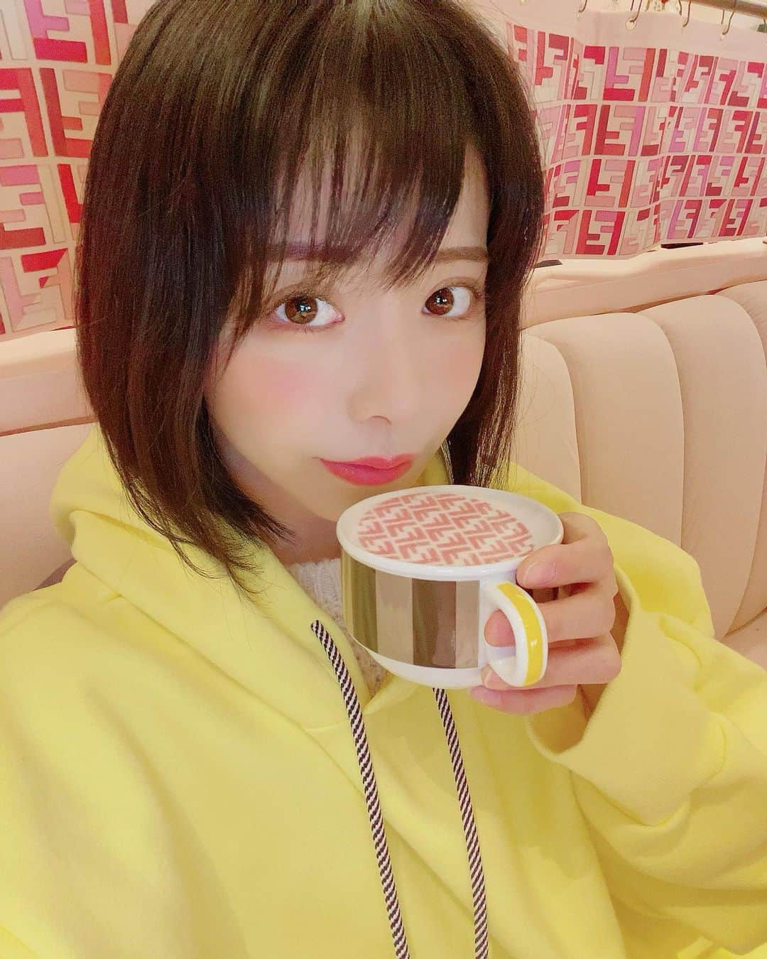 のインスタグラム：「FENDI♡Cafe ・💛 黄色い人🐥 ・ FENDIのカフェ 駅降りて直ぐだったから 寄ってきたよ🐥 全く並んでなくて 直ぐ入れた👯‍♂️ あんまり並んではいるの 苦手だからラッキー☺︎ ・ アートかわいくて飲むの もったいなかった😞💕 ・ ・ ・  よ〜15時まではごはんメニューも豊富だからおすすめだよ☺︎ ・ ・ ・ #fendicafe #fendi #anniversairecafe #afternoontea #omotesandocafe #omotesando #cafestagram #ootd #フェンディカフェ #表参道カフェ #表参道ランチ #表参道 #渋谷 #青山カフェ #青山ランチ #渋谷カフェ #カフェ巡り #カフェ巡り好きな人と繋がりたい #東京カフェ部 #東京カフェ #期間限定 #期間限定スイーツ #期間限定ショップ #アフタヌーンティー #ピンクカフェ #コラボカフェ #おすすめスポット #東京グルメ #フェンディ @fendi」