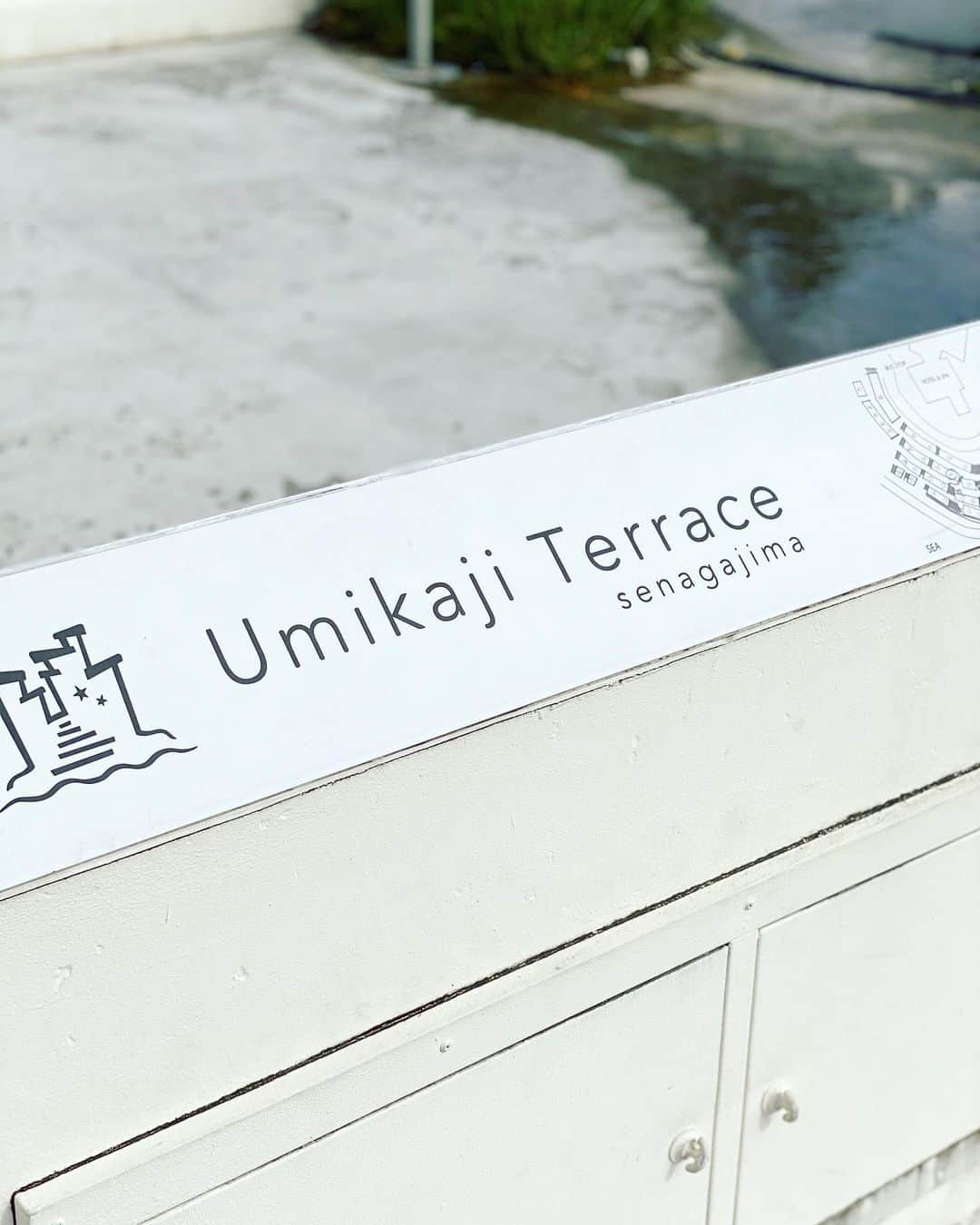 𝐀𝐬𝐚𝐤𝐮𝐫𝐚𝐌𝐢𝐰𝐚 のインスタグラム：「🤍 . . #umikajiterrace#okinawa#senagajima#okinawatrip#cafe#cafeterrace#restaurant#sea#ウミカジテラス#瀬長島ウミカジテラス#瀬長島#カフェ#レストラン#テラス#ポキ#沖縄#沖縄旅行#沖縄観光#海#🍹#🌴」
