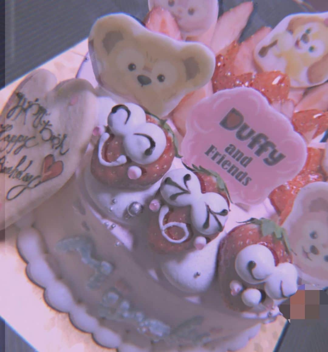中野みやびのインスタグラム：「誕生日ケーキっ🍰  #誕生会 #cake #誕生日ケーキ #ケーキ #美味しい #very #good #happybirthday #duffyandfriends #disney #ディズニー #可愛い #cute #誕生日 #strawberry #love #中野みやび #みやび」
